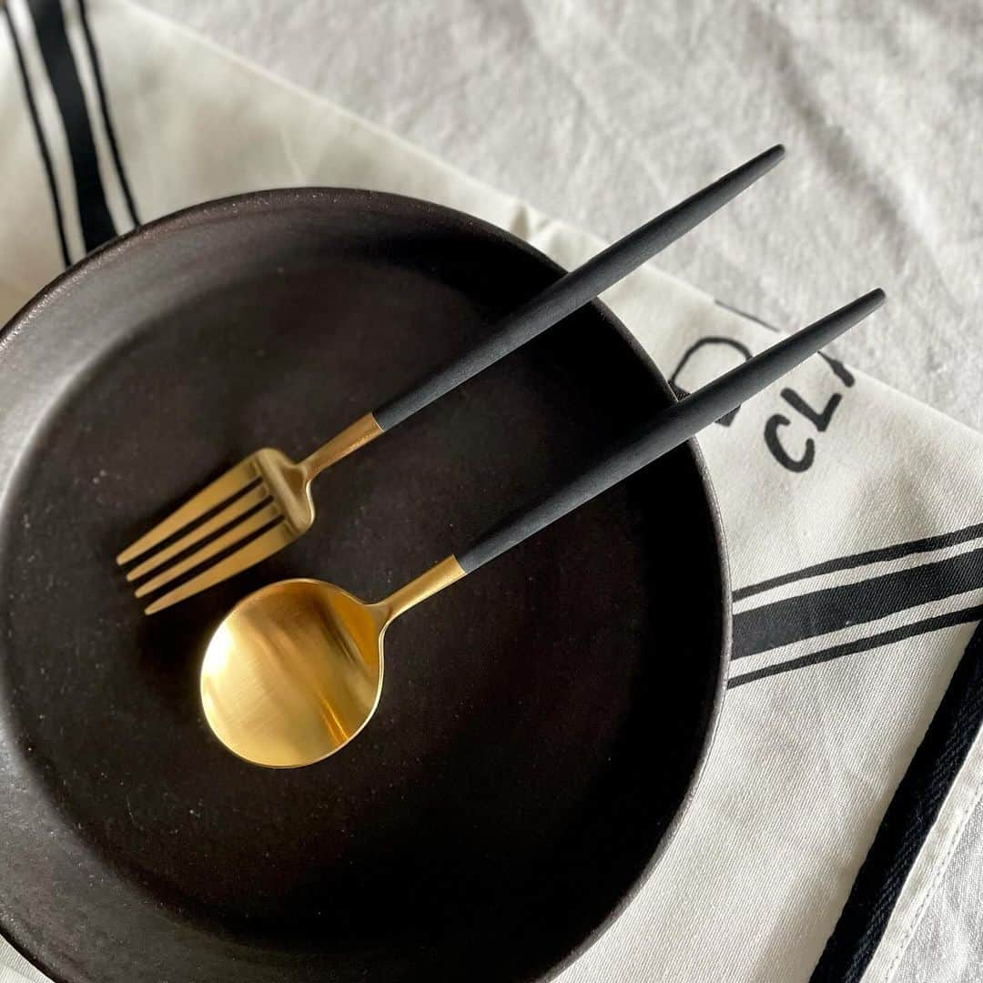 212 KITCHEN STOREさんのインスタグラム写真 - (212 KITCHEN STOREInstagram)「【テーブルでもオシャレを楽しもう！】 『Cutipol』クチポール　 ━━━━━━━━━━━━━━━━━━━━ ポルトガルのカトラリーブランド『Cutipol』をご紹介します。  繊細で上品なデザインが特徴的のクチポールは、ひとつひとつ職人に手によって丁寧に作られた逸品です。  おもてなしスタイルにオススメなのはもちろん、毎日のカジュアルなシーンにも合わせやすいのが特徴です。  アクセサリーをプラスするように、さまざまなテイストのテーブルシーンにプラスすることで、ワンランク上のオシャレを楽しんでください。  自分へのご褒美や、ギフト🎁にも❤️❤️❤️  こちらの商品は、212キッチンストア、オンラインストアにてご購入いただけます。 　 ※在庫が流動的なため、欠品の場合がございます。 ※期間限定にて、恵比寿ガーデンプレイス店、札幌ステラプレイス店にてご覧いただけます。 （期間終了後はオンラインストアのみのお取り扱いとなります。）  ▼ストアリンクはプロフィールから! @212_kitchen_store ━━━━━━━━━━━━━━━━━━━ #212kitchenstore#212キッチンストア#212kitchen#212キッチン#クチポール#カトラリー#自分へご褒美#テーブルコーディネート#おもてなし#ギフト#cutipol」11月30日 18時22分 - 212_kitchen_store