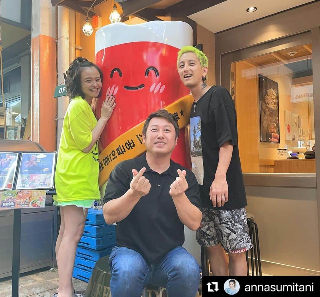 misoNosukeのインスタグラム：「. . 住谷杏奈のおかげで ネットニュースになりまくり（笑）  ↓  #Repost @annasumitani with @use.repost  misonoさんが 吉本新喜劇の"しんきげきといっしょ"  というイベントに出演するということで❣️ 久しぶりの大阪へ🚄  やっぱりmisonoさんの歌は パワフルで元気がもらえますね😄  コントも頑張ってやってた😍 ギャグ「ウチやで～」もたくさん聞けた😍笑  元ランディーズの高井さんが企画している "しんきげきといっしょ"というイベントは  親子で楽しめるをテーマにしたお笑いのイベントで、たくさんのちびっ子達が観に来ていて笑顔になっていました👦  手を挙げたらちびっこ達はステージにも上がれるんだよ✋ 娘と一緒に行ってたんだけどね。  娘は外見はお姉ちゃんに見られるんだけど、中身はまだまだ子どもで｢はいはいはいはーい✋｣  って張り切って手を挙げてた🫶 その後の打ち上げで  高井さん  @takai_toshihiko と  乳首ドリルの吉田裕さん  @y.yutaka と🍻  ずっと行ってみたかった難波にある イチャドルというお店にて🥓  韓国焼肉チャドルバキが唯一食べられるお店🫶 美味しかったー🤤  @jonyonsu @2chadol_japan_yakiniku   そして娘がデザートを どうしても食べたいということで  misonoさん行きつけの "高級芋菓子しみず"さんへ🍠  いもっ🍠いもっ🍠いもっ🍠さつまいものオンパレード😉 私は3種類の芋スイーツが味わえるセットを頼みました🍠  @yuji_222_sakagami @imogashi_shimizu   さらにスイーツの後は misonoさんプロデュースのエステサロン"美來夢大阪店"へ︎︎︎☺︎  CBD配合のオイルを使ったヘッドスパのコースを、親子で受けさせてもらいました💆‍♀️  施術開始直後気持ち良すぎて爆睡してしまいましたが、40分なのに何時間も寝たかのようにスッキリ爽快😴‼️  @belum_salon @yumemirai_skincare @chainon_sakaguchi @yumemirai_skincare   misono三昧な大阪day 楽しかったです🫶  #吉本新喜劇　#なんばグランド花月　#しんきげきといっしょ」