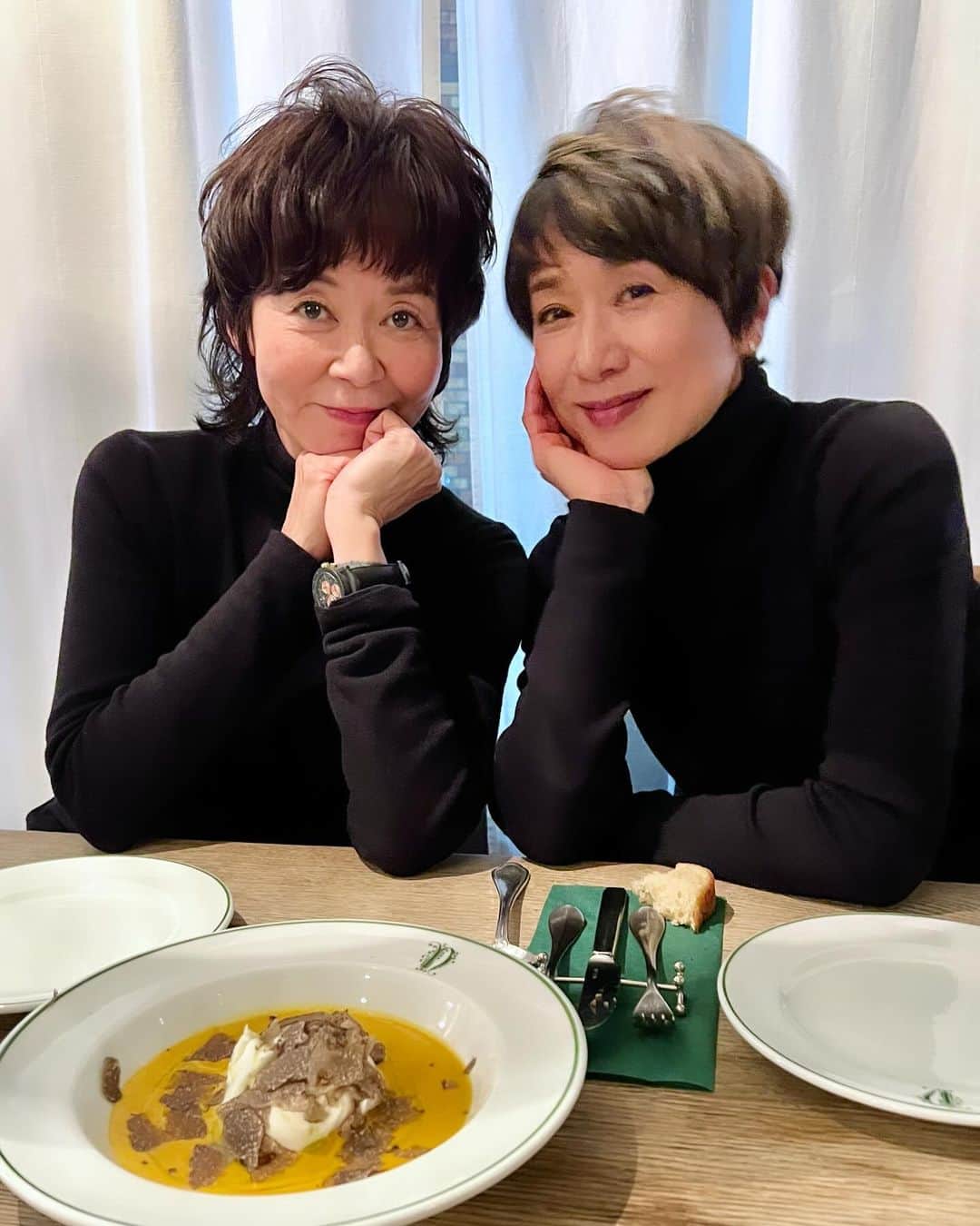 黒田知永子さんのインスタグラム写真 - (黒田知永子Instagram)「. おじさんとおばさんの間↔️な感じ？😛 ダークグレーのmen'sのパンツは昨シーズンからのお気に入りです🩶  先日、渡すものがあって徳ちゃんとご飯へ。よく似ていると言われる私達…笑  ブラータにかぼちゃ🎃とトリュフ。すごーーく美味しかった☺︎  @nativo_jp  #徳田郁子 #黒田知永子 #chiekokuroda」11月30日 18時23分 - kuroda_chieko