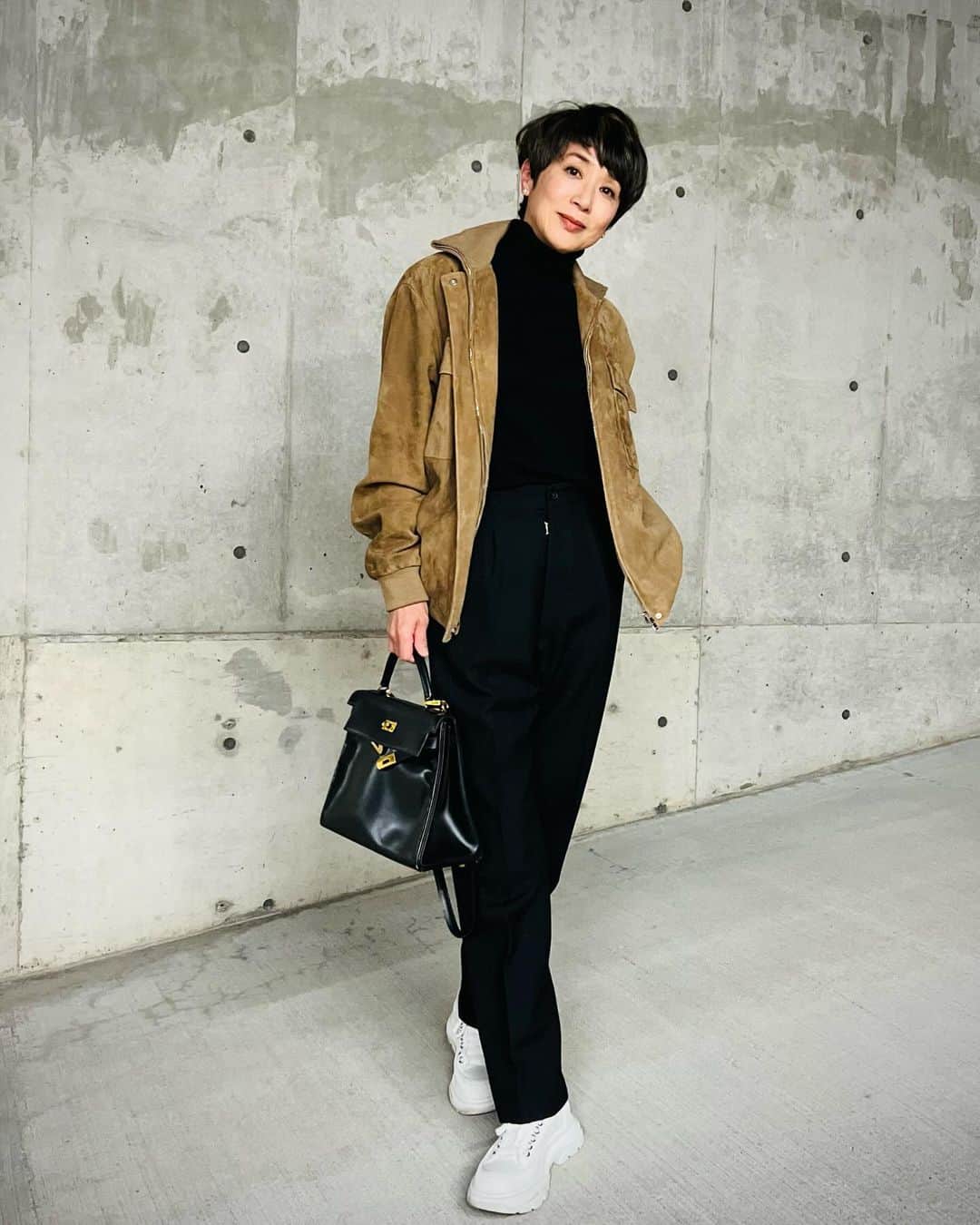 黒田知永子さんのインスタグラム写真 - (黒田知永子Instagram)「. おじさんとおばさんの間↔️な感じ？😛 ダークグレーのmen'sのパンツは昨シーズンからのお気に入りです🩶  先日、渡すものがあって徳ちゃんとご飯へ。よく似ていると言われる私達…笑  ブラータにかぼちゃ🎃とトリュフ。すごーーく美味しかった☺︎  @nativo_jp  #徳田郁子 #黒田知永子 #chiekokuroda」11月30日 18時23分 - kuroda_chieko