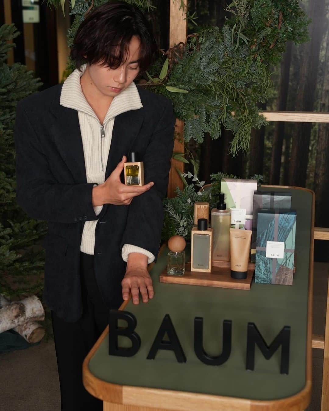 八幡晴人さんのインスタグラム写真 - (八幡晴人Instagram)「資生堂BAUM  2020年に資生堂からデビューしたBAUMのクリスマスイベントに行きました！  BAUMはまず商品のデザインがよく、一目惚れしました。香りがすごく優しく家でリラックスしたい時などに使いたいなと思いました！クリスマスツリーに自作のイルミネーションつけたので是非見に来てね  12月1日～3日原宿でBAUMのクリスマスマーケットがやっているので、来てね！！  #BAUMHOLIDAY2023  #森林浴美容  #PR」11月30日 18時23分 - haruto_yawata