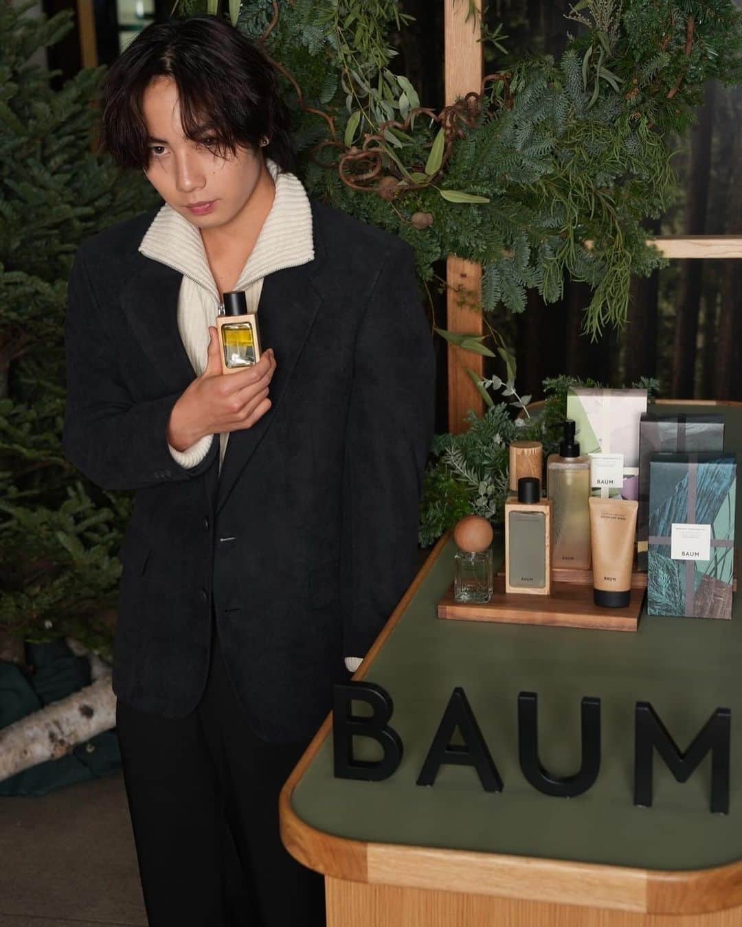 八幡晴人のインスタグラム：「資生堂BAUM  2020年に資生堂からデビューしたBAUMのクリスマスイベントに行きました！  BAUMはまず商品のデザインがよく、一目惚れしました。香りがすごく優しく家でリラックスしたい時などに使いたいなと思いました！クリスマスツリーに自作のイルミネーションつけたので是非見に来てね  12月1日～3日原宿でBAUMのクリスマスマーケットがやっているので、来てね！！  #BAUMHOLIDAY2023  #森林浴美容  #PR」