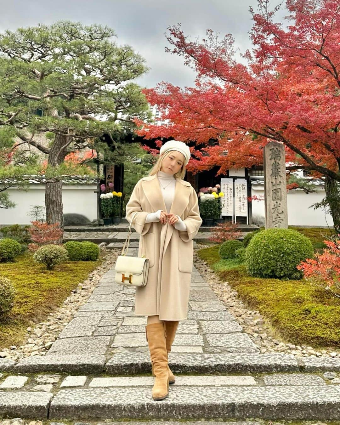 YuhKawasakiさんのインスタグラム写真 - (YuhKawasakiInstagram)「📍Enkouji 今年もベージュ推し🫶 気付いたら家にある服が ベージュorアイボリーだらけになってた👢  Outer/MaxMara Bag/HERMES Boots/UGG Accessories/Tiffany  紅葉狩りは予約制の所へ行ったけど それでも人が多くて 写真を撮るのも至難の業🍁 仕方なく上空撮ってた☁️笑 ： ： ： ： ： ： #enkouji#enkoujitemple ☆#圓光寺 #紅葉狩り#紅葉狩りコーデ #京都観光#京都紅葉#ベージュコーデ #アイボリーコーデ #アラフォーファッション #40代ファッション #153cmコーデ #マックスマーラ#uggブーツ#エルメスコンスタンス#コンスタンス#アラフォーコーデ #40代コーデ#京都旅行 #紅葉シーズン #紅葉スポット #紅葉デート #骨格ストレートコーデ #ベージュ族 #ベージュ好き #アイボリー友の会 #関西紅葉#京都旅 #kyototrip #kyotogram」11月30日 18時25分 - yuhkawasaki