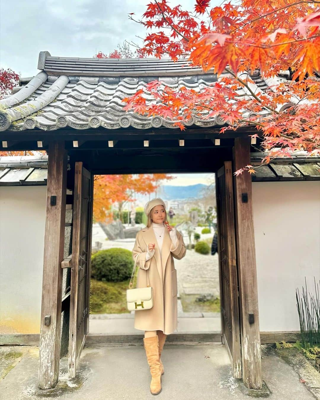 YuhKawasakiさんのインスタグラム写真 - (YuhKawasakiInstagram)「📍Enkouji 今年もベージュ推し🫶 気付いたら家にある服が ベージュorアイボリーだらけになってた👢  Outer/MaxMara Bag/HERMES Boots/UGG Accessories/Tiffany  紅葉狩りは予約制の所へ行ったけど それでも人が多くて 写真を撮るのも至難の業🍁 仕方なく上空撮ってた☁️笑 ： ： ： ： ： ： #enkouji#enkoujitemple ☆#圓光寺 #紅葉狩り#紅葉狩りコーデ #京都観光#京都紅葉#ベージュコーデ #アイボリーコーデ #アラフォーファッション #40代ファッション #153cmコーデ #マックスマーラ#uggブーツ#エルメスコンスタンス#コンスタンス#アラフォーコーデ #40代コーデ#京都旅行 #紅葉シーズン #紅葉スポット #紅葉デート #骨格ストレートコーデ #ベージュ族 #ベージュ好き #アイボリー友の会 #関西紅葉#京都旅 #kyototrip #kyotogram」11月30日 18時25分 - yuhkawasaki