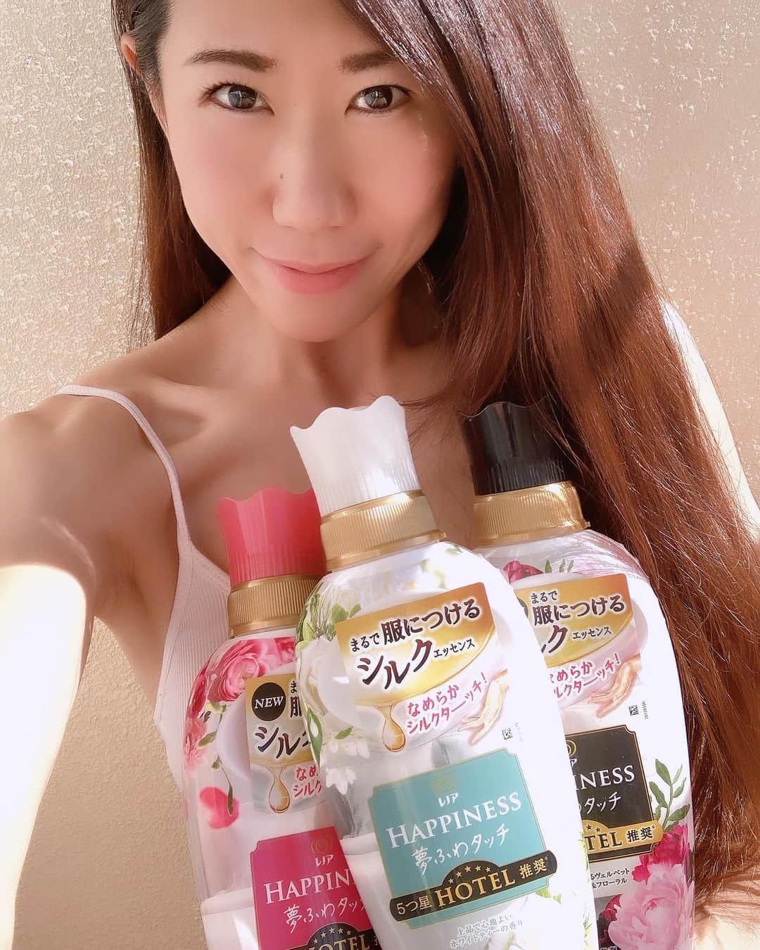 ほんまかよこさんのインスタグラム写真 - (ほんまかよこInstagram)「🤝PR  運動で汗をかく機会が多いほんまかよこ💪 お洗濯もたくさんするので柔軟剤選びも日々の楽しみのひとつ〜🧺  P&Gさまから柔軟剤の #レノアハピネス 夢ふわタッチ 3本セットを頂きました☺️✨  乾燥するこの季節、保湿をしてもしても追いつかなくてっっ  肌に直接触れるタオルや肌着、お洋服の肌触りにも敏感になりがちなのですが🫣  頂いたレノアハピネスは過去10年間のレノアハピネス史上、最高量の柔軟成分が配合されているので洗い上がりがとーってもふわふわ🪽  なめらかで肌触りのいい洗いあがりのお洗濯たちに、カサついた身も心も癒されてます🥹🩵  柔軟剤選びに重要な香りもまた心地のよいものばかりで、気分によって香りを変えて使うのが毎度のお洗濯の楽しみでもあるのだ🤭🤍  ああ〜 お洗濯の香りって、なんであんなにもしあわせな気持ちにさせてくれるんだろう🥹🥹🥹✨  みんなのお洗濯の楽しみポイントもぜひ聞かせてください🩵  よかったらお気に入りのレノアハピネスの香りも教えてほしーい🥰  #PR #レノア #レノアハピネス #家事 #キャストズセレクト #pg #洗濯 #ランドリー #柔軟剤 #保湿 #生活日常 #香り #香りのある暮らし #アラサー #アラフォー #生活術 #家事を楽しむ #生活を楽しむ  #kayo_PR」11月30日 18時25分 - honmakayoko