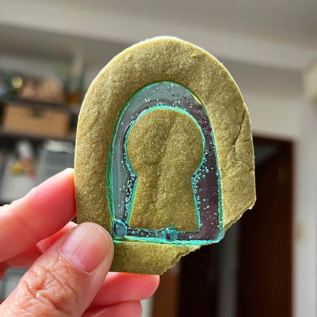 水谷さるころのインスタグラム：「自分では割れちゃって売り物にならなかったクッキーを食べてるんだけど…このクッキー、美味しいんですよ😂　自分で作っておいてなんですけど「あれ？！　美味しくない？！　これ」ってなってる。今年の頭に「理想の古墳クッキー作りたい！」ってなってから作って11か月でめちゃくちゃ進化したわ…。試作1号のクッキーから比べての飛躍がすごいわ。そして私のクッキー職人スキルもめちゃくちゃアップした…。見た目もいいけど味もいいよ！」