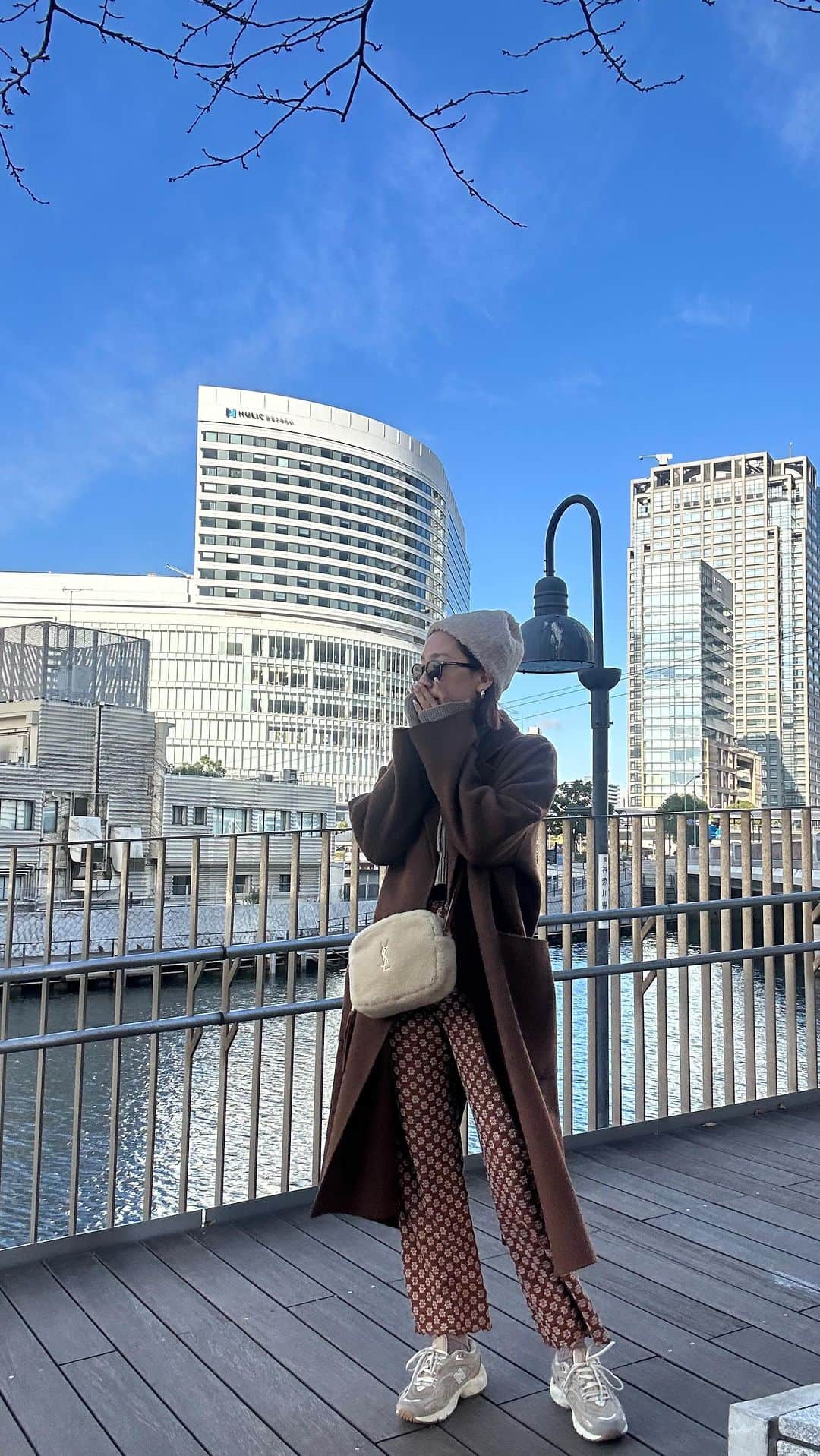 のインスタグラム：「11月も最終日。 アウターでクローゼットパンパンな日々です。  今年も新しいアウター数着GETしたのでまた紹介させてください🖤  この日は @todayful_ のロングコート🐻  ニットとパンツは @freaksstore_official のだよ。 このSET合わせて着たくて即決でしたー🌼  ショート丈のニットと肩と袖のパッチワークがお気に入りだし、パンツの小花柄と色合いもタイプ🐻🤎  . #PR#freaksstore#フリークスストア」