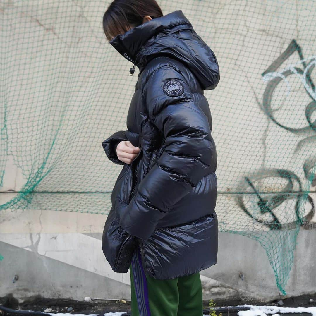 MāWさんのインスタグラム写真 - (MāWInstagram)「. [CANADA GOOSE] Cypress Puffer Black Label 2239LB.  サイプレス パッファーは、リサイクルされたフェザーライトリップストップ素材を使用したエッセンシャルスタイルです。  これまでのサイプレスコレクションと比較すると、ボリュームあるデザインと最大の保温力が特徴です。 パッカブル機能を搭載し、外出時には簡単に収納できるので、冬の理想的なパートナーになるでしょう。  -  #mawsapporo #MāW #insonlinestore #canadagoose #marmotcapital #sapporo #hokkaido #23aw」11月30日 9時30分 - maw_sapporo