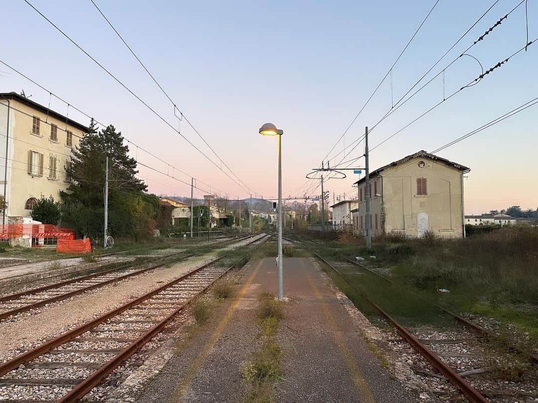 藤田貴大さんのインスタグラム写真 - (藤田貴大Instagram)「. . 2023.11.27 . 帰国するまえの日の夕暮れは、すこしの時間、廃線になった鉄道の駅にて過ごした。ここでの記憶はひとつもないのに、どういうわけか、懐かしい気もした。それにしてもたくさんのひとたちに出会って、あんまりもう自分から発せられる言葉がないほどに、ほんとうに疲れた。黙って酒を飲んだ。 . . . .」11月30日 9時30分 - fujita_takahiro