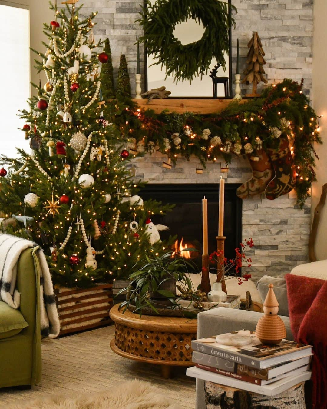 MT DOMAINEのインスタグラム：「Such a delightful & festive living room.  (Via @wanderingmyhome) #MyDomaine」