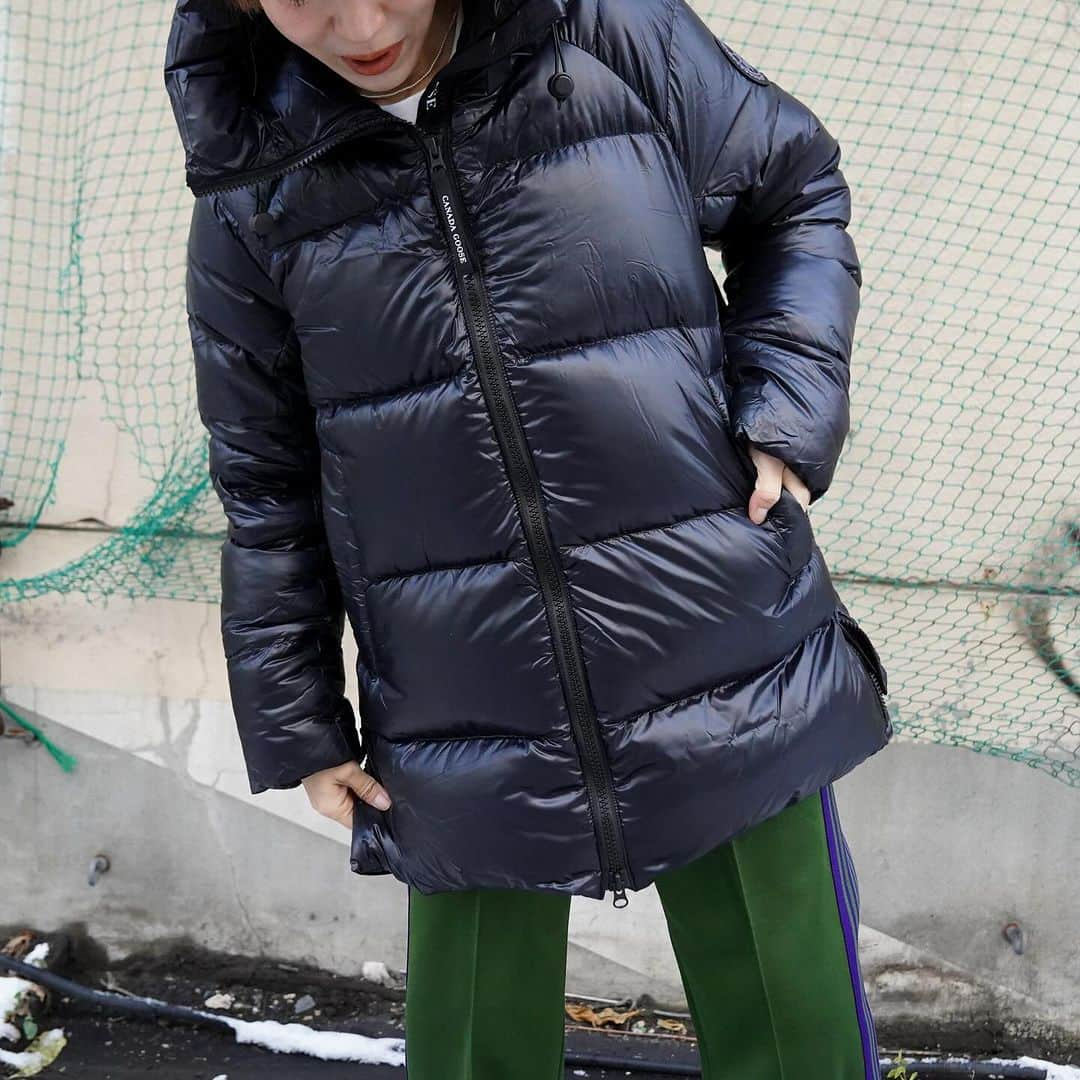 MāWさんのインスタグラム写真 - (MāWInstagram)「. [CANADA GOOSE] Cypress Puffer Black Label 2239LB.  サイプレス パッファーは、リサイクルされたフェザーライトリップストップ素材を使用したエッセンシャルスタイルです。  これまでのサイプレスコレクションと比較すると、ボリュームあるデザインと最大の保温力が特徴です。 パッカブル機能を搭載し、外出時には簡単に収納できるので、冬の理想的なパートナーになるでしょう。  -  #mawsapporo #MāW #insonlinestore #canadagoose #marmotcapital #sapporo #hokkaido #23aw」11月30日 9時35分 - maw_sapporo