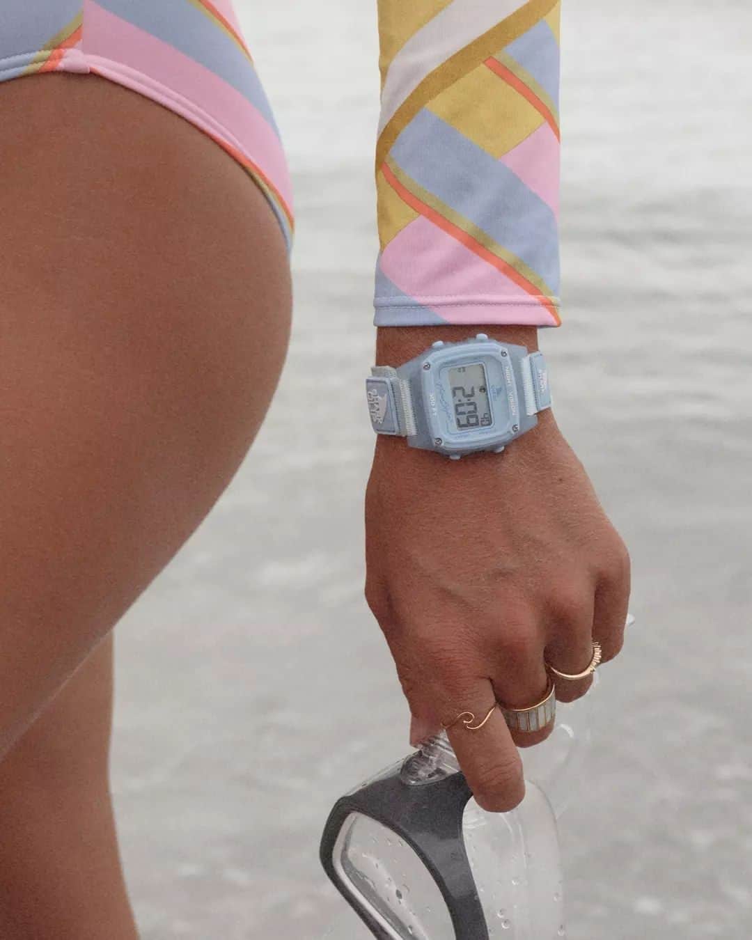 フリースタイルのインスタグラム：「Bring the ocean vibes to your wrist with Shark Watch Sky 🌊 THE perfect watch for all your in and out of water adventures 💯   🦈: #sharkwatch Sky 📷: @amanda_mckinzie  _ #myfreestylewatch #beachliving #beachlife #beachjewelry #snorkeling #watches #watches #watch」