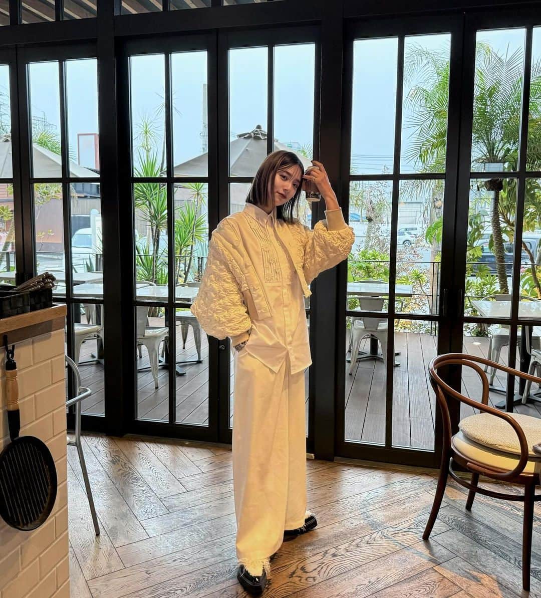 青野未来 / MikuAonoのインスタグラム：「. . 👀☕️  #ootd outer @verofonna  blouse @puritas_jp   . . #puritas#puritas_jp#pr #verofonna」