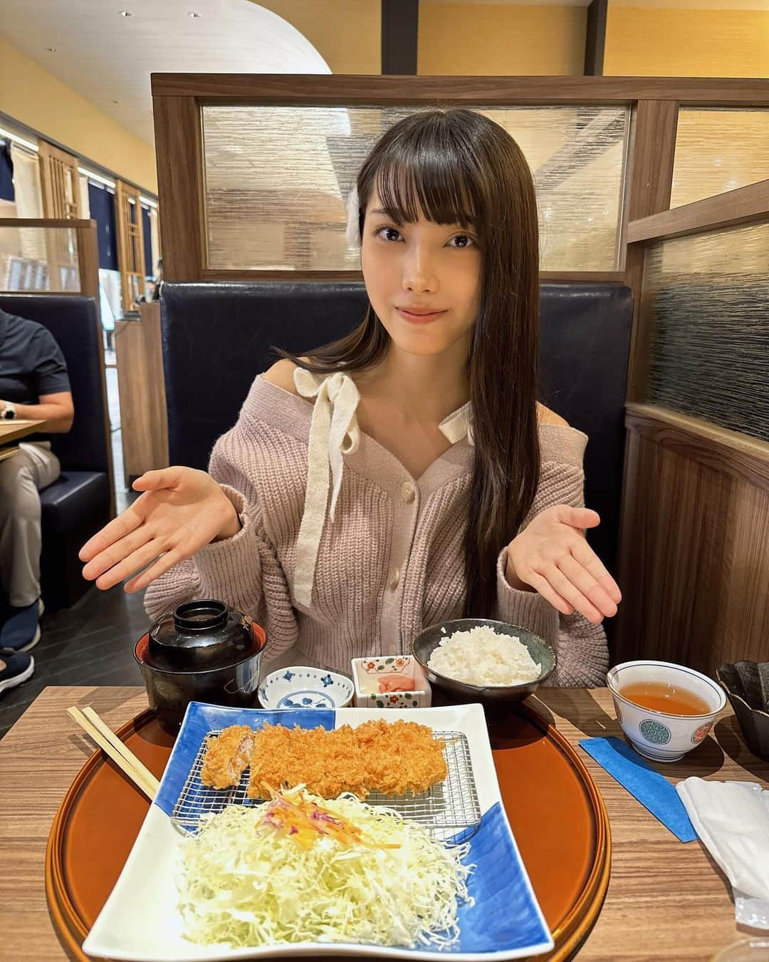 福田ルミカのインスタグラム：「⁡ トンカツ食べにいったよ😋 ・ ・ ・ ・ ・ ・ #福田ルミカ #acali #LJK #18 #高校生」