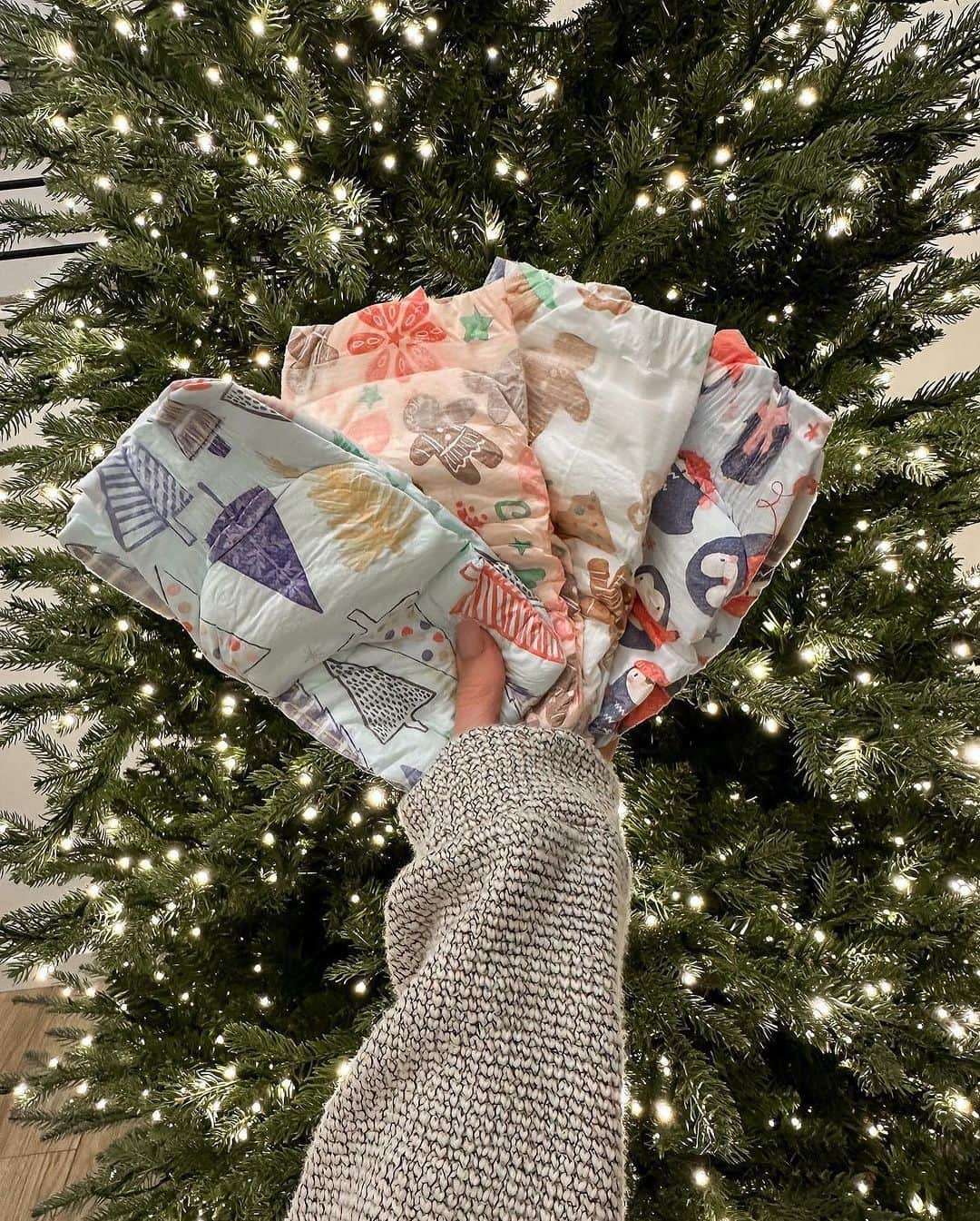 The Honest Companyのインスタグラム：「Winter decorating is in full swing, and we've got the cutest addition to the scene—our limited-edition winter diapers! ❄️✨ Because even diapers should be festive! 🐧  Add this festive flare at the #linkinbio!   📷| @kellitesta」