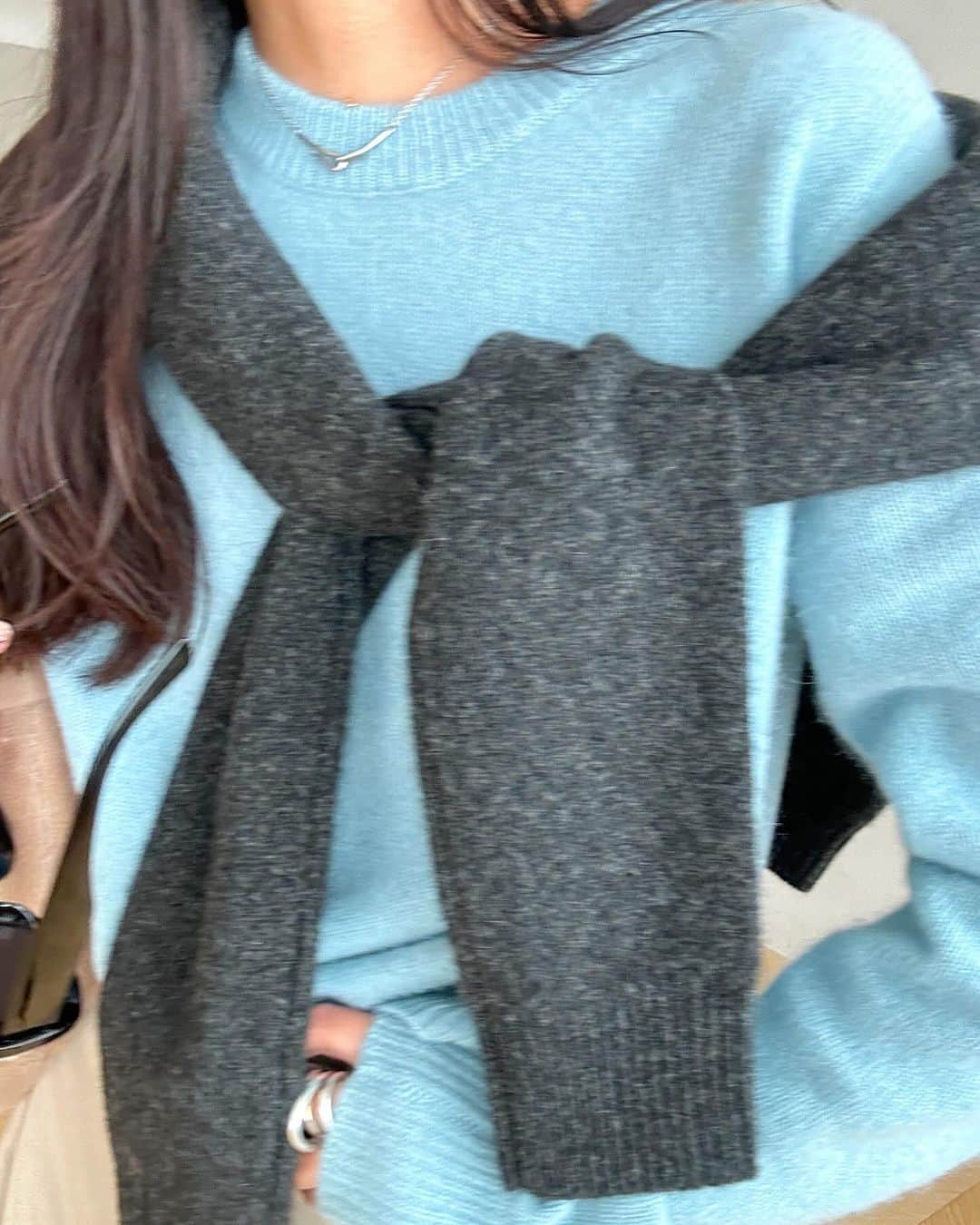 ungrid_yurieさんのインスタグラム写真 - (ungrid_yurieInstagram)「ニットスタイル🪮🐃🐃 やっぱり重ねがち😉  @searoomlynn_official のヤクニット  しっかり暖かいけど軽くて薄手だから コンパクトなカーディガンはシャツ感覚で Vネックのニットにinしてみました🍋  クルーネックのサックスはとっても綺麗な色で一押しです🩵  #searoomlynn#ニット#カラーファッション#srl_official_pr」11月30日 9時43分 - chiku_y34