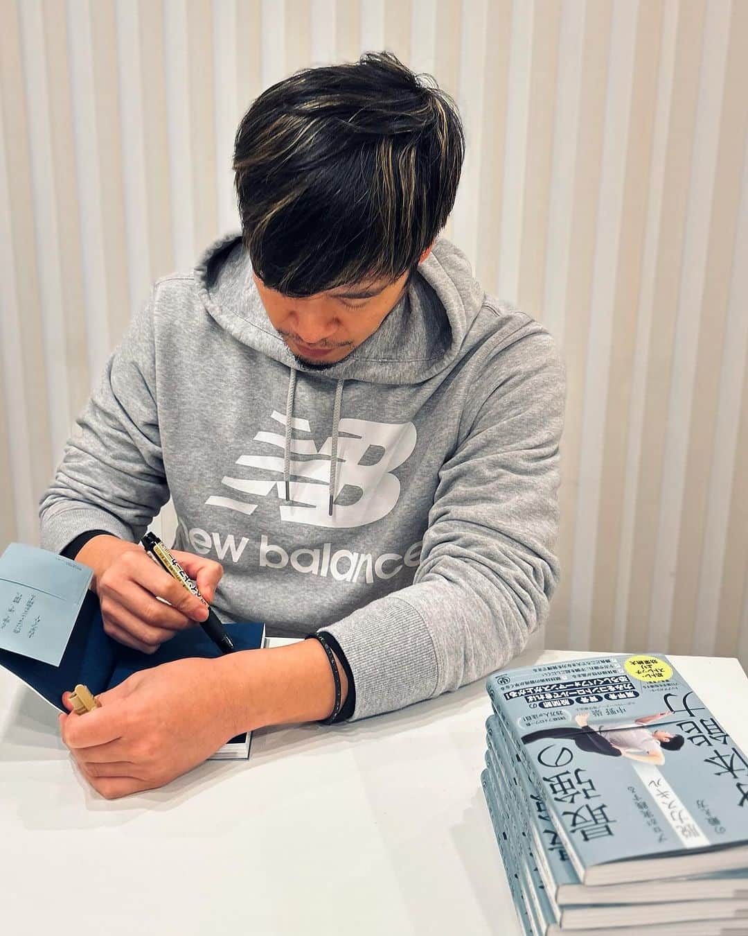 中野崇さんのインスタグラム写真 - (中野崇Instagram)「脱力スキル本にサインするのに力んでいる私はこちらですがなにか。 @tak.nakano   #脱力スキル #中野崇 #JARTA」12月2日 20時45分 - tak.nakano