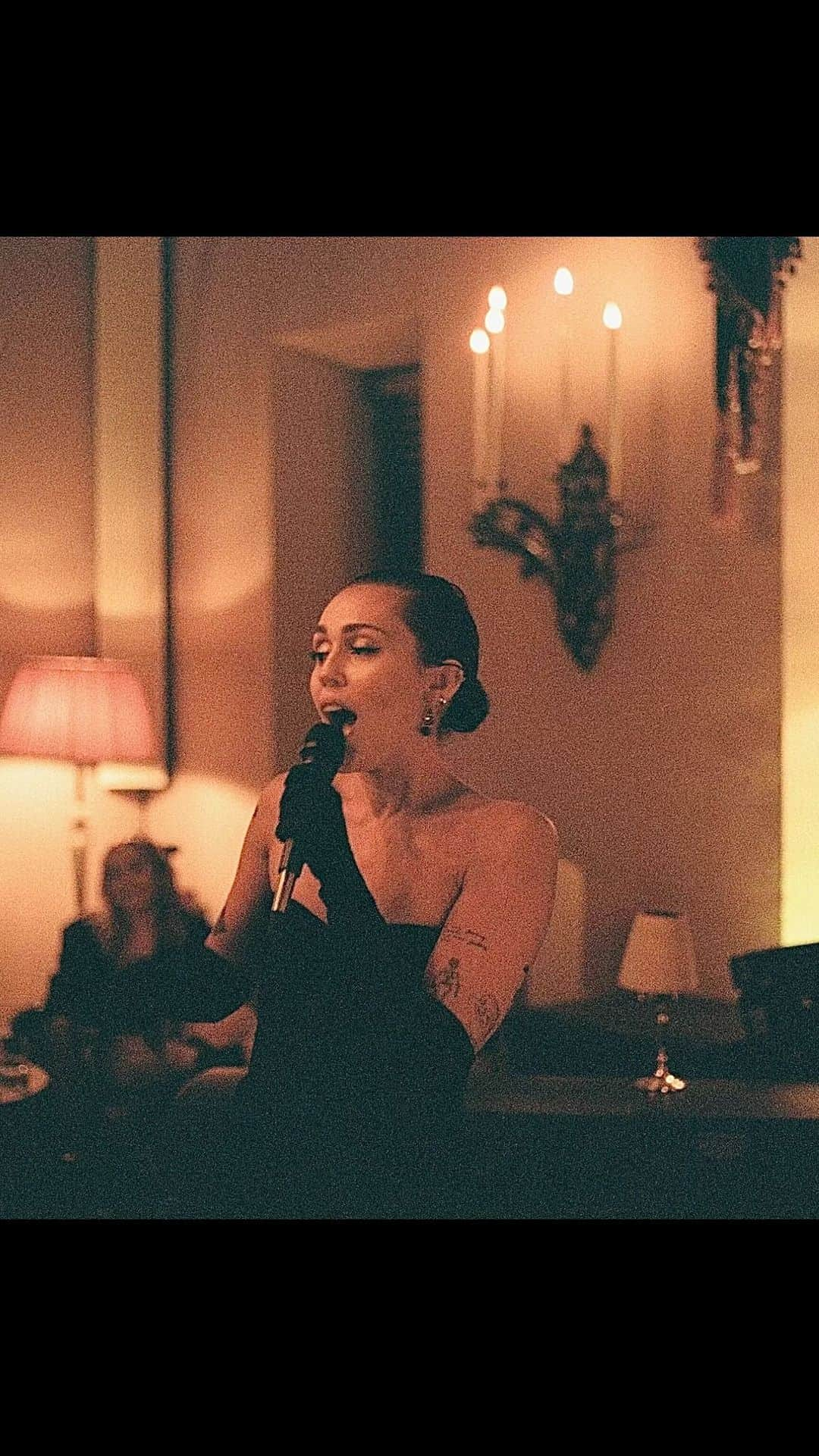 マイリー・サイラスのインスタグラム：「Live from Chateau Marmont.   Thank you for the support this year. Love , Miley 🌹」