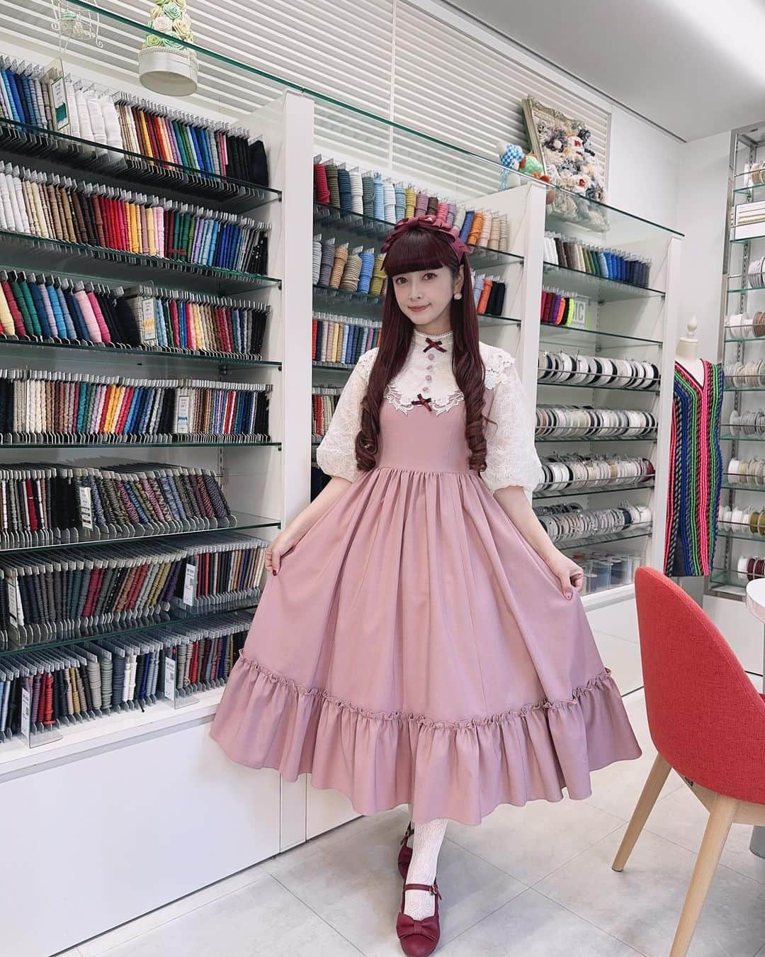 青木美沙子のインスタグラム：「とある撮影でリボン屋さん🎀に行きました♡ カワイイリボンが沢山でテンション上がりました🎀  美沙子着用のイノセントワールドさんコラボのご予約締切12月4日迄です🌹 ご予約忘れないようにご注意下さい♡ 今週土曜日夜にインスタライブするので是非是非ご覧下さい♪ よろしくお願い申し上げます🎀  @innocentworldofficial」