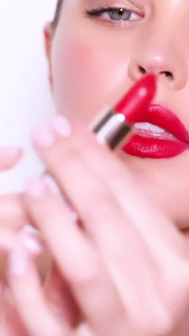Clarins Australiaのインスタグラム：「The perfect festive red lip, as seen on the beautiful @missgeoburke ❤️⁣ ⁣ #Clarins #JoliRouge #HolidayRedLip」