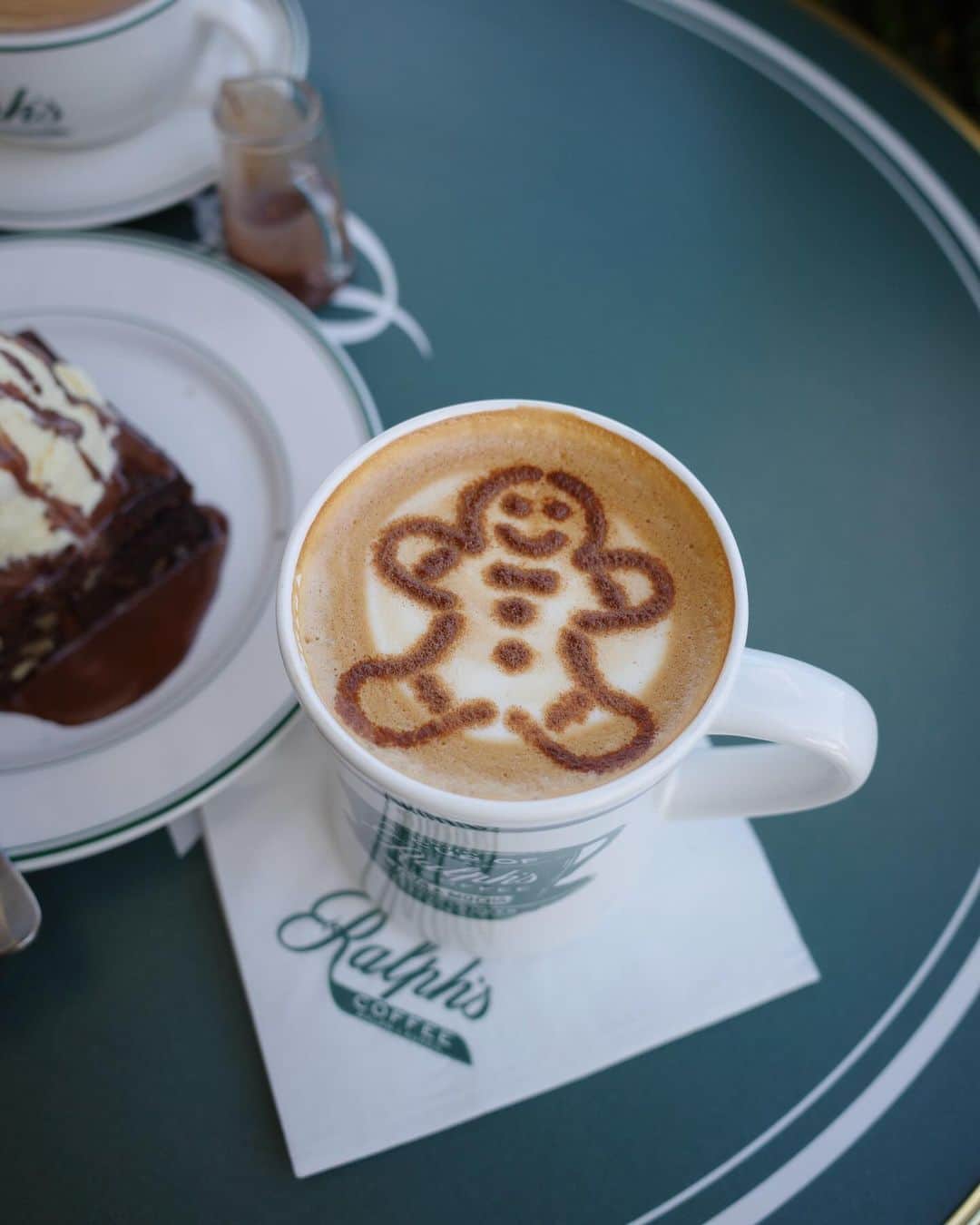 Lisaのインスタグラム：「📍Ralph's Coffee / 久屋大通  一気に冬とXmas🎅🏻🎄☃ ラルフにも大好きなジンジャーブレッドがあってhappy🩶🖤❤️  #ralphlauren#ralphscoffee#ラルフズコーヒー #久屋大通」