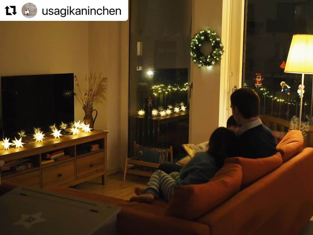 ボーネルンドのインスタグラム：「【ヨーロッパのクリスマスレポート】fromドイツ  ドイツでのクリスマスの様子を見てみましょう♪  クリスマスの準備でお部屋の飾り付け。 あたたかな光に包まれて、ゆったりとした読書の時間。 ご家族みんなでクリスマスを楽しまれている様子が素敵ですね😊  ▼Maiさんの「ドイツのクリスマスレポート」はこちらからご覧いただけます https://ec.bornelund.co.jp/shop/pages/campaign_christmas_report_germany.aspx  #リポスト - @usagikaninchen  #Repost @usagikaninchen with @use.repost ・・・ ✨💡✨  マーティン祭も終わって、いよいよ次はクリスマス😊  地下室に眠っているクリスマスデコを、待ってましたー！といろいろ運んできて  まずはライトを飾ってみたら、一気にクリスマスムードに🤍  こんなライトの中でいろんなクリスマスの絵本を読みたいな📚️今度図書館で借りてこよう～  -*-*-*-*-*-*-*-*-*-*-*-*-*-*-*-*-*-*-*- #ドイツ生活🇩🇪 #ドイツの暮らし #ドイツで子育て #子どものいる生活 #日独ハーフ #日独バイリンガル #ハーフキッズ #ママカメラ #海外子育て #海外在住ママ #海外生活 #ヨーロッパで子育て #ヨーロッパ生活 #ヨーロッパ在住 #クリスマスツリー #クリスマス飾り付け #クリスマスが今年もやってくる #ドイツのクリスマス」