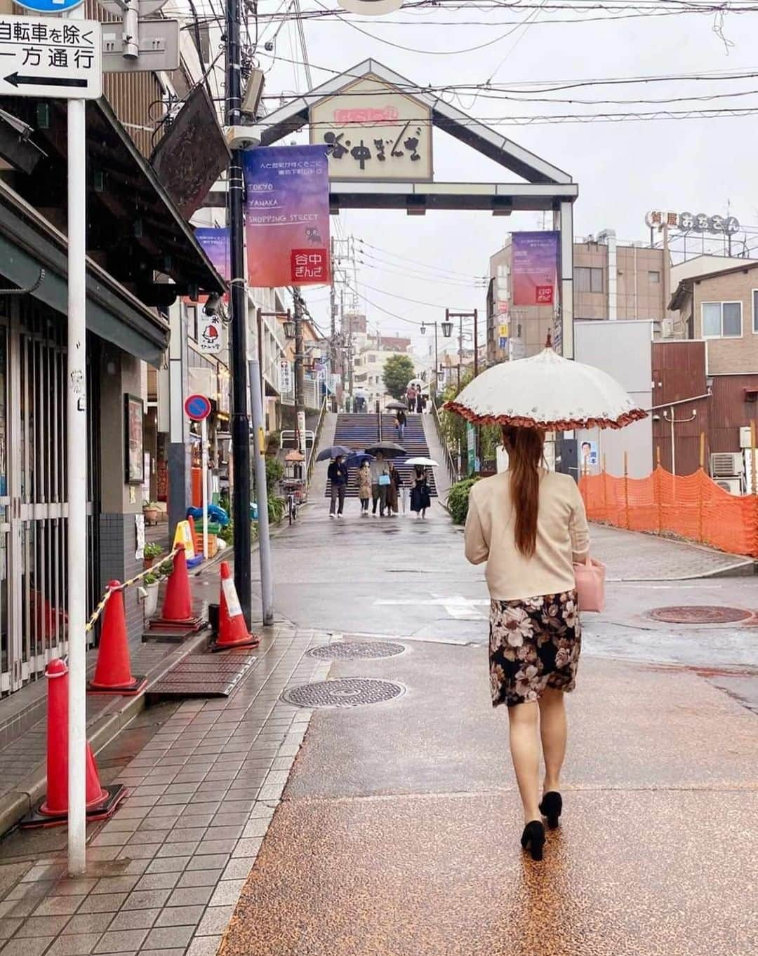 小野友葵子さんのインスタグラム写真 - (小野友葵子Instagram)「【谷中CHAYA松緒さん】  少し前ですが、 谷中銀座商店街へ。  CHAYA松緒さんで、 お団子とお抹茶をいただきました。🍡🍵  美味しくて、 ちょっと食べ過ぎちゃいました。😁  ｡.｡:+* ﾟ ゜ﾟ *+:｡.｡:+* ﾟ ゜ﾟ *+:｡.｡ 📻2023/12/2（土） 動画配信型ラジオレギュラー冠番組 『小野友葵子のBella Serata‼』 第1、第3土曜日 21：00～21：50生放送中 https://ameblo.jp/onoyukiko/entry-12829263877.html  🎵2023/12/12（火）15:00 酵素クレープ専門店クレープアリサ東京 https://ameblo.jp/onoyukiko/entry-12829703660.html  🎵2023/12/17（日）19:00 STUDIO VIRTUOSI https://ameblo.jp/onoyukiko/entry-12829587014.html  🎵2023/12/24（日）13:00 たいこ茶屋 https://ameblo.jp/onoyukiko/entry-12829073861.html  🎵2024/1/14（日）12:00 六本木ヒルズクラブ https://ameblo.jp/onoyukiko/entry-12828877461.html  💿小野友葵子コラボ参加CD発売中！ https://ameblo.jp/onoyukiko/entry-12800332342.html  🎼小野友葵子プロデュース若手オペラ歌手グループ『I  BOCCIOLI』メンバー募集中！ https://ameblo.jp/onoyukiko/entry-12800609513.html ｡.｡:+* ﾟ ゜ﾟ *+:｡.｡:+* ﾟ ゜ﾟ *+:｡.｡ 🌹HP https://www.onoyukiko.com/ 🌹ブログ http://ameblo.jp/onoyukiko 🌹Instagram（yukikoonosoprano） https://www.instagram.com/yukikoonosoprano/ 🌹Twitter https://twitter.com/yukiko_ono 🌹YouTube（YukikoOno小野友葵子） https://www.youtube.com/user/VitaRoseaYukikoOno 🌹小野友葵子のコンサートってどんな感じ？ https://youtu.be/bWges5LlLnw ｡.｡:+* ﾟ ゜ﾟ *+:｡.｡:+* ﾟ ゜ﾟ *+:｡.｡  #谷中 #谷中銀座 #谷中銀座商店街 #CHAYA松緒 #お団子 #団子 #抹茶 #花より団子 #和カフェ #ノスタルジー #ソプラノ歌手 #オペラ歌手 #オペラ #錦戸部屋女将 #バラ好き #パンダ好き #ミラノ #イタリア #ラジオパーソナリティー #プロデューサー #若手アーティスト支援 #デビュー15周年」11月30日 10時07分 - yukikoonosoprano