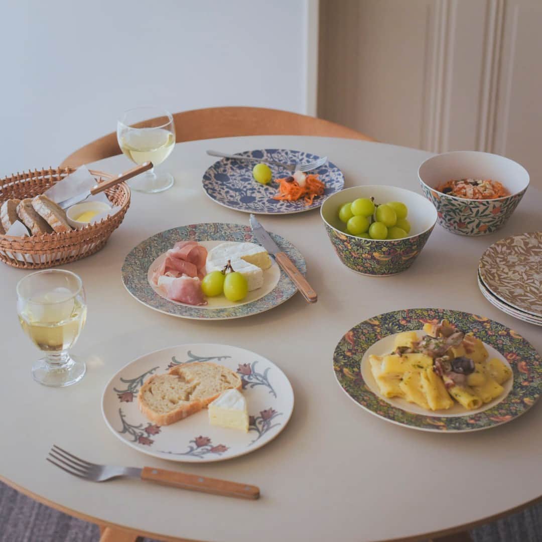 北欧、暮らしの道具店さんのインスタグラム写真 - (北欧、暮らしの道具店Instagram)「【NEW】ウィリアム・モリスのデザインが食卓に。 テーブルが一気に華やぐプレート＆ボウル . - - - - - - - - - - - -  自然モチーフを描く繊細なタッチと、 その美しい色使いで世界中から愛されている、 ウィリアム・モリスのデザイン。  そんなモリスデザインの食器シリーズが 当店で発売となりました！  フチまでいっぱいに描かれた草花や 果物の絵柄がテーブルをパッと 華やかにしてくれるから、普段はもちろん、 家に人が集まる時のおもてなし用にもぴったりです♩  こちらの器は、竹ファイバー素材で作られており、 軽くて丈夫なので扱いやすいのも嬉しいポイント。 お子さんと一緒に使ったり、暖かくなったら ピクニックやキャンプに持っていくのも良さそうです。  気軽に使える食器でありながら、 エレガントなモリスデザインのおかげで、 チープに見えないのも魅力。 ほとんど割れる心配がないので、 アートピースとして飾って楽しむのもおすすめです。  食洗機も使えるから、複数枚使ってもお手入れが簡単。 一枚一枚が薄くコンパクトに収納できるので、 食器棚のスペースも取りません◎  今回ご用意したのは、ボウル、20cmプレート、 リム付きの22cmプレート。 どれも日常使いにも便利なサイズ感です。  華やかなデザインの器を迎えて、 人がたくさん集まることが増えるこれからのシーズンを、 より素敵なものにしていただけたら嬉しいです。  ーーー 掲載のアイテムはこちら▼ ーーー . ☑︎ウィリアム・モリス / 竹ファイバープレート / ボウル15cm / 3個セット ☑︎ウィリアム・モリス / 竹ファイバープレート / プレート20cm / 4枚セット ☑︎ウィリアム・モリス / 竹ファイバープレート / プレート22cm / 3枚セット  ▶︎ プロフィールのリンクから、お値段・サイズなど詳しい情報をご覧いただけますよ。→@hokuoh_kurashi . 🎁「クラシ手帳2024」プレゼントキャンペーン実施中！お買いものいただいた方全員に、当店オリジナルの手帳を無料でお届けいたします。 . #kitchen#kitchendesign#kitchenware#food#foodstagram#キッチン#キッチン雑貨#台所#ウィリアムモリス#ボウル#プレート#食器￼#クリスマス#おもてなし#北欧食器#シンプルライフ#シンプルデザイン#暮らしを楽しむ#日々の暮らし#北欧#暮らし#北欧暮らしの道具店」11月30日 10時01分 - hokuoh_kurashi