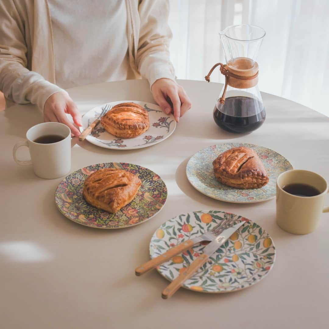 北欧、暮らしの道具店のインスタグラム：「【NEW】ウィリアム・モリスのデザインが食卓に。 テーブルが一気に華やぐプレート＆ボウル . - - - - - - - - - - - -  自然モチーフを描く繊細なタッチと、 その美しい色使いで世界中から愛されている、 ウィリアム・モリスのデザイン。  そんなモリスデザインの食器シリーズが 当店で発売となりました！  フチまでいっぱいに描かれた草花や 果物の絵柄がテーブルをパッと 華やかにしてくれるから、普段はもちろん、 家に人が集まる時のおもてなし用にもぴったりです♩  こちらの器は、竹ファイバー素材で作られており、 軽くて丈夫なので扱いやすいのも嬉しいポイント。 お子さんと一緒に使ったり、暖かくなったら ピクニックやキャンプに持っていくのも良さそうです。  気軽に使える食器でありながら、 エレガントなモリスデザインのおかげで、 チープに見えないのも魅力。 ほとんど割れる心配がないので、 アートピースとして飾って楽しむのもおすすめです。  食洗機も使えるから、複数枚使ってもお手入れが簡単。 一枚一枚が薄くコンパクトに収納できるので、 食器棚のスペースも取りません◎  今回ご用意したのは、ボウル、20cmプレート、 リム付きの22cmプレート。 どれも日常使いにも便利なサイズ感です。  華やかなデザインの器を迎えて、 人がたくさん集まることが増えるこれからのシーズンを、 より素敵なものにしていただけたら嬉しいです。  ーーー 掲載のアイテムはこちら▼ ーーー . ☑︎ウィリアム・モリス / 竹ファイバープレート / ボウル15cm / 3個セット ☑︎ウィリアム・モリス / 竹ファイバープレート / プレート20cm / 4枚セット ☑︎ウィリアム・モリス / 竹ファイバープレート / プレート22cm / 3枚セット  ▶︎ プロフィールのリンクから、お値段・サイズなど詳しい情報をご覧いただけますよ。→@hokuoh_kurashi . 🎁「クラシ手帳2024」プレゼントキャンペーン実施中！お買いものいただいた方全員に、当店オリジナルの手帳を無料でお届けいたします。 . #kitchen#kitchendesign#kitchenware#food#foodstagram#キッチン#キッチン雑貨#台所#ウィリアムモリス#ボウル#プレート#食器￼#クリスマス#おもてなし#北欧食器#シンプルライフ#シンプルデザイン#暮らしを楽しむ#日々の暮らし#北欧#暮らし#北欧暮らしの道具店」