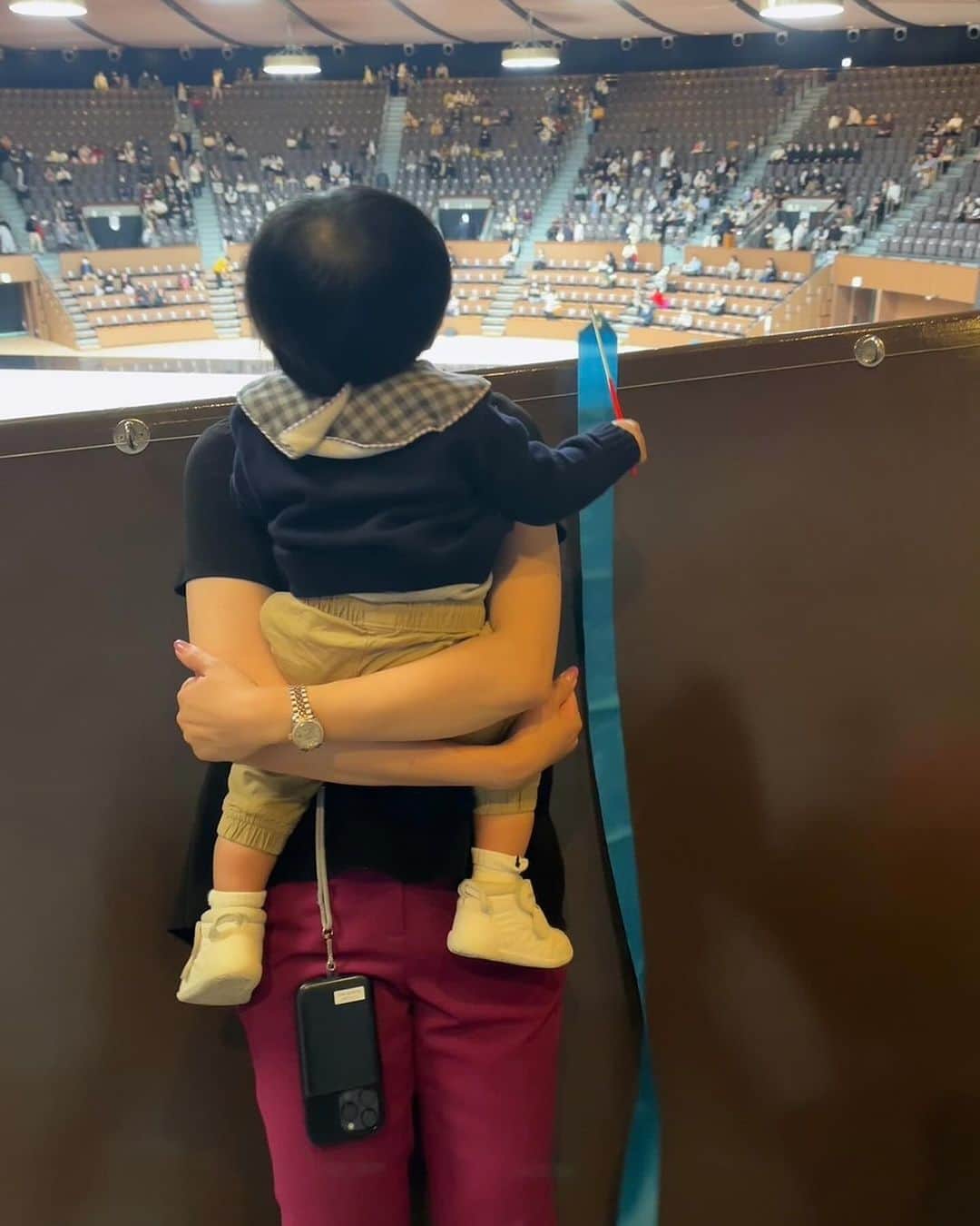 田中琴乃さんのインスタグラム写真 - (田中琴乃Instagram)「先日、母校である日本女子体育大学新体操部の発表会が代々木第二体育館で行われました✨ テーマは、「パイレーツオブカリビアン」海の中の世界をどう表現するのだろうと思っていましたが、水のないマットの上で、波の強弱さえも感じるような振り付けや動きの迫力に見ごたえを感じました😌  この発表会では、監修指導を務めさせていただいている世田谷ジュニアアカデミーの子供たちも賛助出演させて貰いました！ 照明も入る発表会の演出は、子供たちにとってとても良い刺激となり、高揚感があったようです☺️  当日は朝から晩まで息子も参戦。 お気に入りのおもちゃを自分のリュックサックに詰め込み、マイリボンも持参😇  お歌や踊りが好きな息子にとっても良き日になりました🌱  #発表会」11月30日 10時06分 - tanakakotono