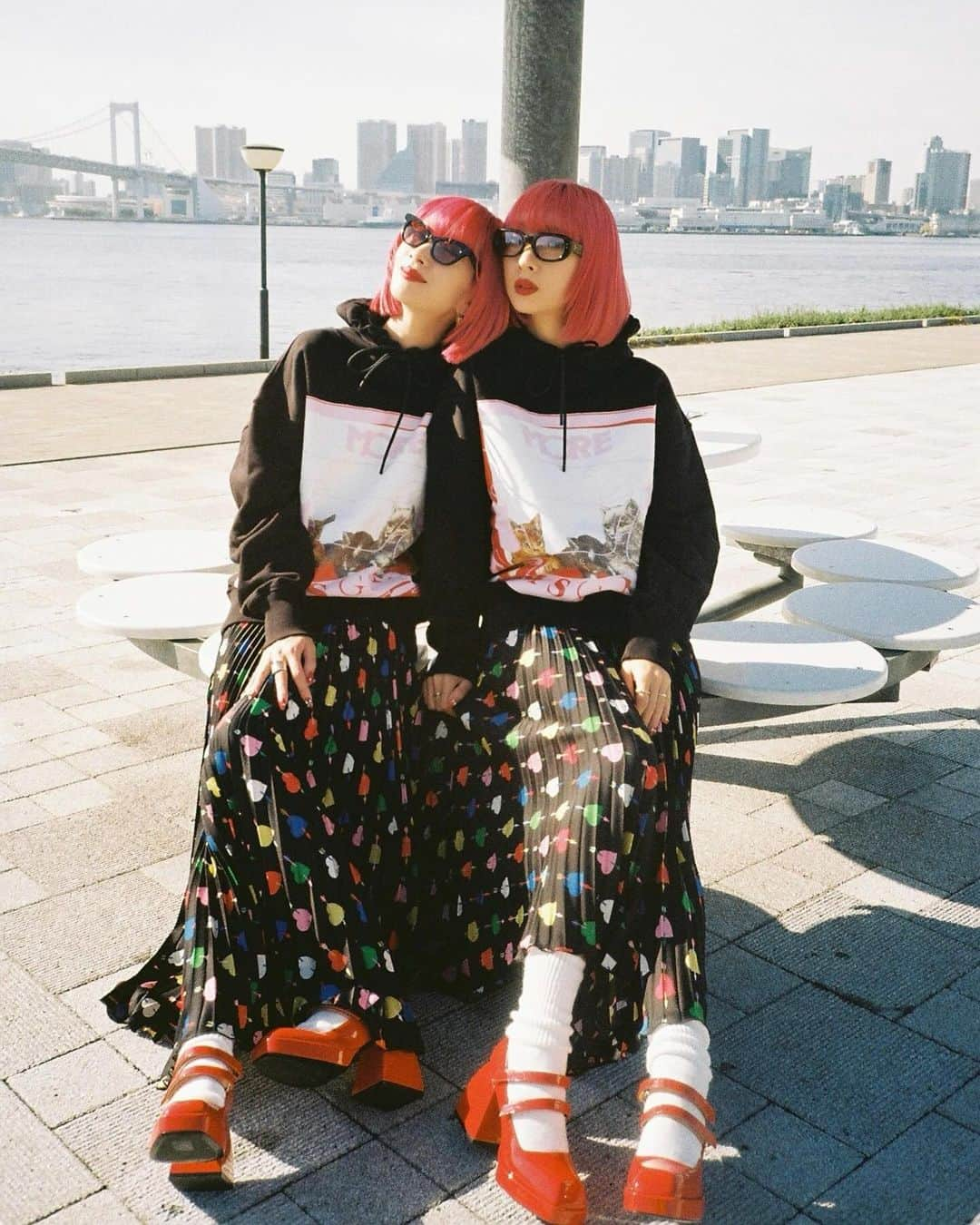 AMIさんのインスタグラム写真 - (AMIInstagram)「お天気が良いだけで 幸せ🦋✨  パーカーとスカートは @msgm  @massimogiorgetti ❤️ ヒールは @nodaleto 👠  #amiayastyle #amiayafilm」11月30日 10時07分 - amixxamiaya