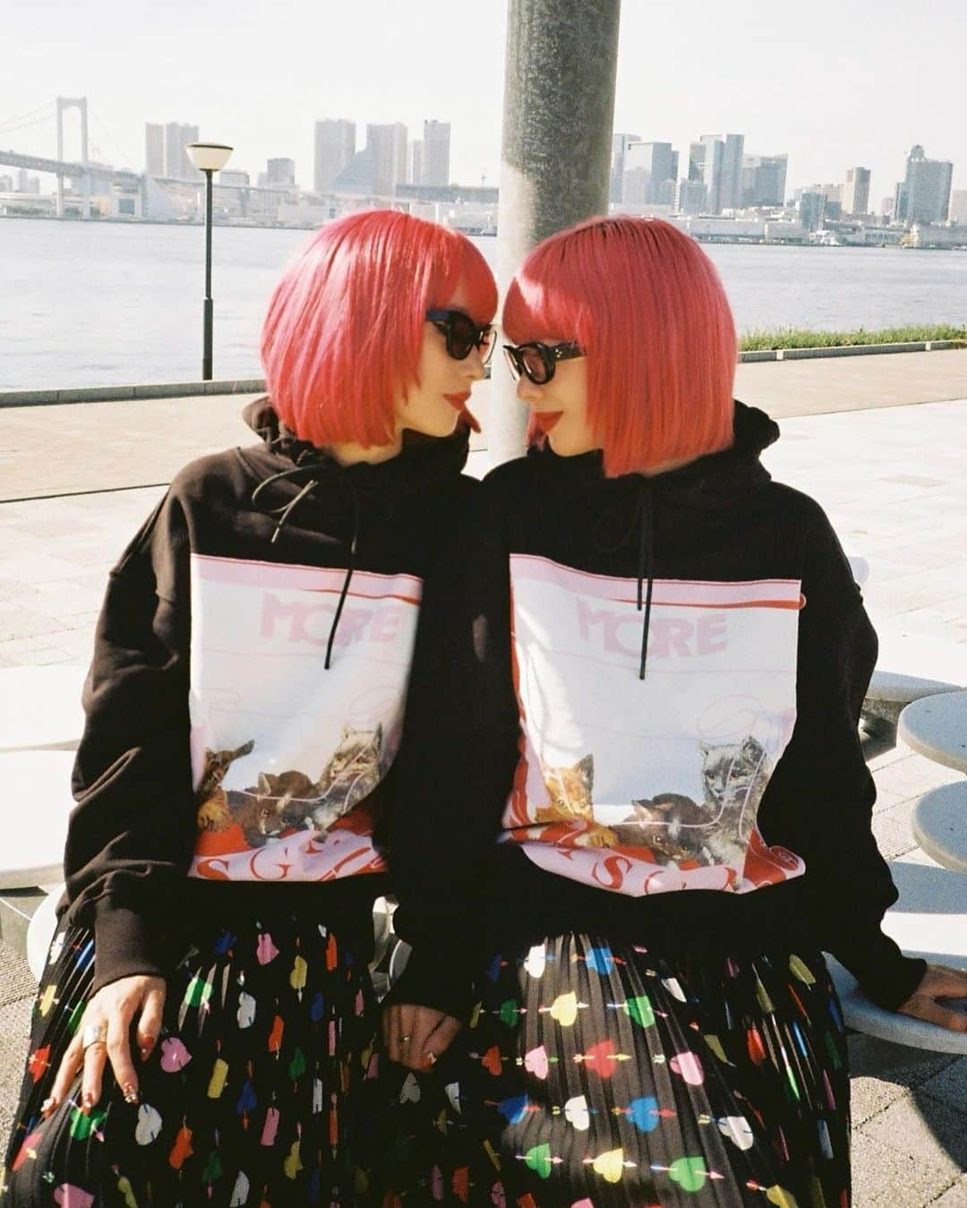 AMIさんのインスタグラム写真 - (AMIInstagram)「お天気が良いだけで 幸せ🦋✨  パーカーとスカートは @msgm  @massimogiorgetti ❤️ ヒールは @nodaleto 👠  #amiayastyle #amiayafilm」11月30日 10時07分 - amixxamiaya