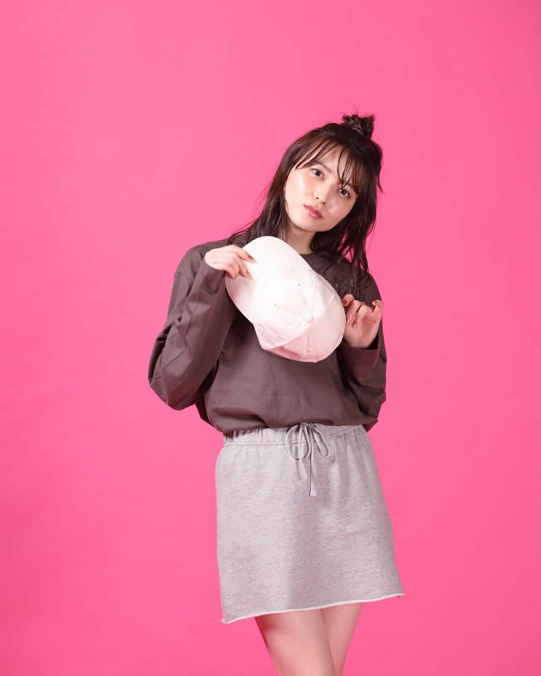 矢島舞美さんのインスタグラム写真 - (矢島舞美Instagram)「. 11月も今日で終わってしまいますね‼️😱今年も残すところあと1ヵ月‼️年々早くてビックリです🫢 . ということで、kitson me×矢島舞美のコラボ商品の受注締切も12/4までと迫ってまいりました‼︎🫢 皆さん、もう注文していただけましたかね〜？😁♡ 私のところにも『もう注文しました♡』とか、『カラー迷ってるんですが、どれがいいと思いますか〜⁈💓』と、たくさんのお声をいただいて、嬉しい限りです☺️♡ . これから皆さんに着たり被ったりしてもらえるの、とっても楽しみです👕🧢 まだの方も、是非お早めに〜☺️ https://www.kitson-me.jp/SHOP/307933/377775/list.html . . @kitson_me」11月30日 10時12分 - maimiyajima_official_uf