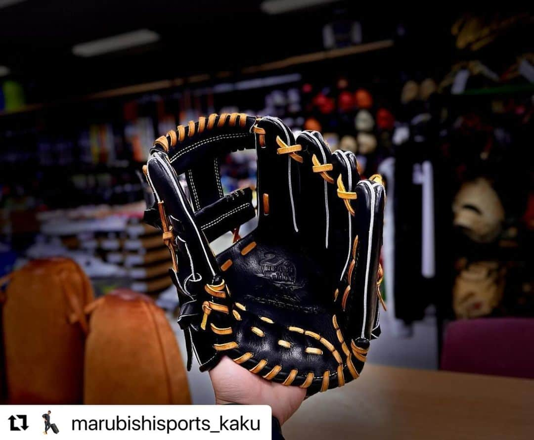 Rawlings Japanさんのインスタグラム写真 - (Rawlings JapanInstagram)「#Repost @marubishisports_kaku with @use.repost ・・・ . 𝐑𝐚𝐰𝐥𝐢𝐧𝐠𝐬 𝐩𝐫𝐞𝐦𝐢𝐮𝐦 𝐦𝐨𝐝𝐞𝐥  お客様にお買い上げ頂きました ローリングス プレミアムシリーズモデル  オーダーでも選択不可のレザーを使用した 特別なモデルとなっております😎 ローリングスのブラック×タンにレッドラベル The ローリングスの渋いグラブに一目惚れして 選んで頂きました！  開閉はスムーズにできるが芯が残るようなグラブ 型付けも少し硬さ残して仕上げてますので 使っていって自分の手にしていってください👍 _ _ _ _ _ _ _ _ _ _ _ _ _ _ _ _ _ _ _ _ _ _ _ _  【マルビシスポーツ】 香川県No.1野球専門店 📞0877-22-2367 グラブに関するお問い合わせは → @marubishisports_kaku まで 型付け・刺繍・オーダーグラブ・スパイク加工 など 各種行っております！  #マルビシスポーツ #マルビシ #野球 #陸上 #香川県 #丸亀 #丸亀市 #グローブ #オーダー #ミズノ #ZETT #SSK #asics  #久保田スラッガー #Wilson #Rawlings #D-quest #WorldPegasus #てっぺん #和牛JB #ATOMS #ハタケヤマ #Xa #高校野球 #プロ野球 #baseball @rawlings_japan_llc」11月30日 10時14分 - rawlings_japan_llc