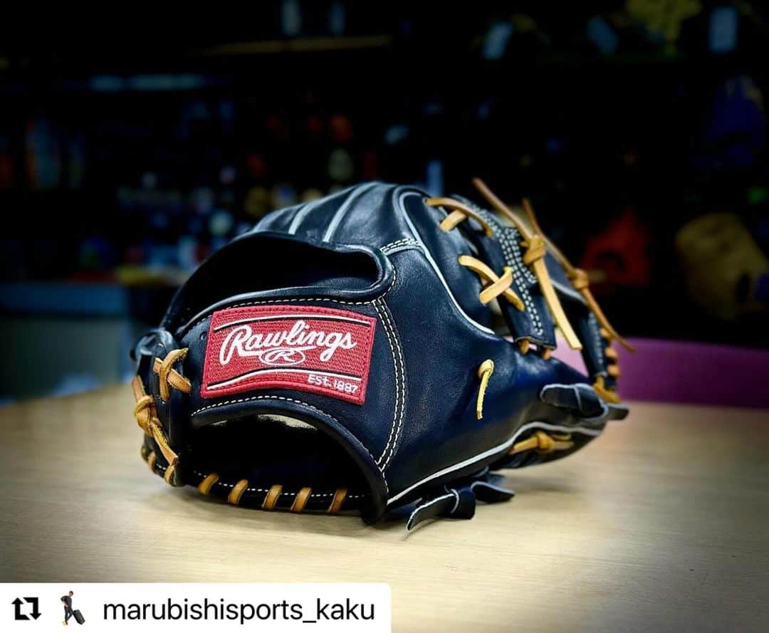 Rawlings Japanさんのインスタグラム写真 - (Rawlings JapanInstagram)「#Repost @marubishisports_kaku with @use.repost ・・・ . 𝐑𝐚𝐰𝐥𝐢𝐧𝐠𝐬 𝐩𝐫𝐞𝐦𝐢𝐮𝐦 𝐦𝐨𝐝𝐞𝐥  お客様にお買い上げ頂きました ローリングス プレミアムシリーズモデル  オーダーでも選択不可のレザーを使用した 特別なモデルとなっております😎 ローリングスのブラック×タンにレッドラベル The ローリングスの渋いグラブに一目惚れして 選んで頂きました！  開閉はスムーズにできるが芯が残るようなグラブ 型付けも少し硬さ残して仕上げてますので 使っていって自分の手にしていってください👍 _ _ _ _ _ _ _ _ _ _ _ _ _ _ _ _ _ _ _ _ _ _ _ _  【マルビシスポーツ】 香川県No.1野球専門店 📞0877-22-2367 グラブに関するお問い合わせは → @marubishisports_kaku まで 型付け・刺繍・オーダーグラブ・スパイク加工 など 各種行っております！  #マルビシスポーツ #マルビシ #野球 #陸上 #香川県 #丸亀 #丸亀市 #グローブ #オーダー #ミズノ #ZETT #SSK #asics  #久保田スラッガー #Wilson #Rawlings #D-quest #WorldPegasus #てっぺん #和牛JB #ATOMS #ハタケヤマ #Xa #高校野球 #プロ野球 #baseball @rawlings_japan_llc」11月30日 10時14分 - rawlings_japan_llc