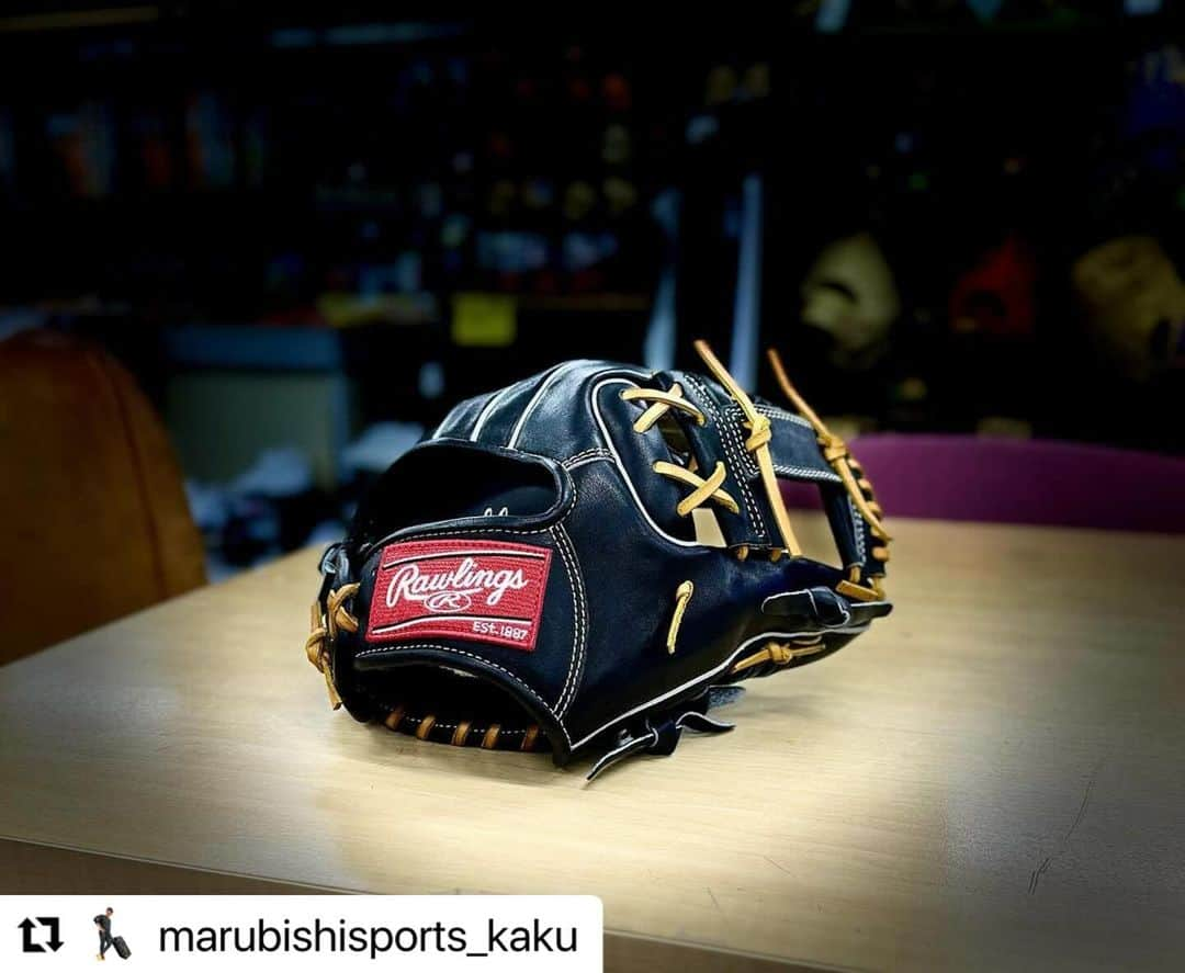 Rawlings Japanさんのインスタグラム写真 - (Rawlings JapanInstagram)「#Repost @marubishisports_kaku with @use.repost ・・・ . 𝐑𝐚𝐰𝐥𝐢𝐧𝐠𝐬 𝐩𝐫𝐞𝐦𝐢𝐮𝐦 𝐦𝐨𝐝𝐞𝐥  お客様にお買い上げ頂きました ローリングス プレミアムシリーズモデル  オーダーでも選択不可のレザーを使用した 特別なモデルとなっております😎 ローリングスのブラック×タンにレッドラベル The ローリングスの渋いグラブに一目惚れして 選んで頂きました！  開閉はスムーズにできるが芯が残るようなグラブ 型付けも少し硬さ残して仕上げてますので 使っていって自分の手にしていってください👍 _ _ _ _ _ _ _ _ _ _ _ _ _ _ _ _ _ _ _ _ _ _ _ _  【マルビシスポーツ】 香川県No.1野球専門店 📞0877-22-2367 グラブに関するお問い合わせは → @marubishisports_kaku まで 型付け・刺繍・オーダーグラブ・スパイク加工 など 各種行っております！  #マルビシスポーツ #マルビシ #野球 #陸上 #香川県 #丸亀 #丸亀市 #グローブ #オーダー #ミズノ #ZETT #SSK #asics  #久保田スラッガー #Wilson #Rawlings #D-quest #WorldPegasus #てっぺん #和牛JB #ATOMS #ハタケヤマ #Xa #高校野球 #プロ野球 #baseball @rawlings_japan_llc」11月30日 10時14分 - rawlings_japan_llc