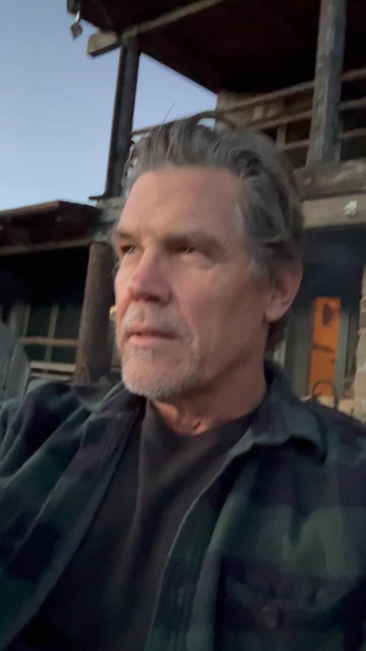 ジョシュ・ブローリンのインスタグラム：「Tomorrow I'm releasing a video of teaser readings from various books written by John Steinbeck. All this is for is to snap the mind current, sand it Californian, and honor those who  display a mastodon talent throughout their creative careers. That, and to remind people how important taking the time to read is. Merry Christmas. I hope you enjoy it.  🎅🧑‍🎄🤶🤶🤶🤶🎄🙏  @steinbeckcenter」