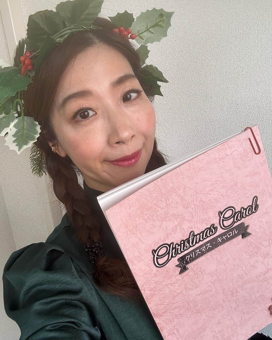 半井小絵のインスタグラム：「昨日はクリスマスチーム🎄初日  お越しくださった皆様、有難うございました💐 マジックで拍手をいただき、芝居の途中で拍手という初めての経験🙇🏻‍♀️  本日は19時よりキャロルチーム✨です。こんな感じで、現在の精霊🧚をやってます。  あす以降のご予約は これまで通り、プロフィールのリンクからお願いいたします。」