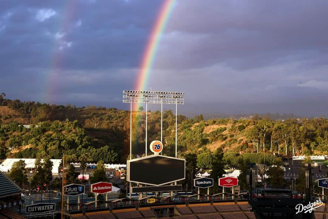 Los Angeles Dodgersさんのインスタグラム写真 - (Los Angeles DodgersInstagram)「A rainbow over Dodger Stadium for Vin’s birthday. 🥹」11月30日 10時20分 - dodgers