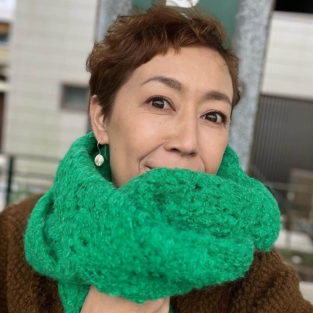 クリス智子さんのインスタグラム写真 - (クリス智子Instagram)「昨日はいい服の日。 番組でもメッセージテーマにし、みなさんご参加感謝👏 冬服のいい話あつまりました。  昨今は環境問題に際し、服の生産量→廃棄量の大量さが言われ、たしかに、この圧倒的な流れを考え直さなきゃならないよなぁ、とも。いい服の（着方を考える）日なんだわ。  いい服、ってなんだろ？🧐 私は、年齢もあると思うけれど、この数年は、かなり洋服の買い方、着方が変わった。コロナがあったからかわからない。いつかは、いろんなものを着てみようと思ってた時期もあったけれど、 ある程度、好きなもの（そんなに自分の好みも変わらないし、穴があこうがシミがつこうが、どうにかこうにか長く愛していけるもの)に絞り、その季節を楽しむのが、性格的にも合うし、買うものと買わなくていいものが、はっきり。  この季節に、20年来着ているセーターを出すのも好き。 なんでもそうだけれど「好き」の理由が、うわべの何かじゃなく、自分と根っことちゃんと繋がっていれば、ぐんぐんモノと仲良くなるし、自分の芯が守られる気がする。  今年あたらしくワードローブの仲間入りをしたものもいくつか。たとえば、週末や今日も巻けて喜んでいる２枚目のとてもきれいな、グリーンのマフラー。  １枚目のワンピースは、週末の農林水産省の農業女子のトークショーでの衣装。（下のほうの刺繍が、動物や人がいて可愛い😍あと、袖口や首下のところが、優しくそっと包まれる仕立て） どちらもミナペルホネンです。 @mina_perhonen.jp   着るたびに、考え抜かれた細部の美と、人や自然、すべてに対する圧倒的なやさしさを感じます。着て感じられる、これは、すごいことだと思うのです。  そんな風に、自分の内面に語りかけてくれるような服が、私は好き。そんな基準で、服を選びたいし、大事にしたい。  来週あたり、シミのついた襟に、刺繍🪡を施したい。  #服 #たのしい #最近はワンピースになりがち #洋服選びに時間がかけられない  #ミナペルホネン」11月30日 10時21分 - chris_tomoko