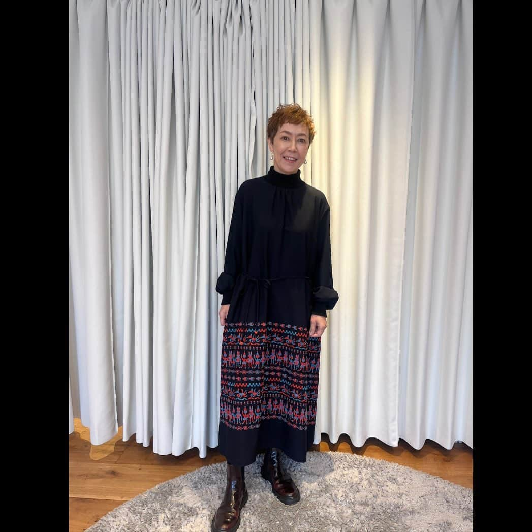 クリス智子さんのインスタグラム写真 - (クリス智子Instagram)「昨日はいい服の日。 番組でもメッセージテーマにし、みなさんご参加感謝👏 冬服のいい話あつまりました。  昨今は環境問題に際し、服の生産量→廃棄量の大量さが言われ、たしかに、この圧倒的な流れを考え直さなきゃならないよなぁ、とも。いい服の（着方を考える）日なんだわ。  いい服、ってなんだろ？🧐 私は、年齢もあると思うけれど、この数年は、かなり洋服の買い方、着方が変わった。コロナがあったからかわからない。いつかは、いろんなものを着てみようと思ってた時期もあったけれど、 ある程度、好きなもの（そんなに自分の好みも変わらないし、穴があこうがシミがつこうが、どうにかこうにか長く愛していけるもの)に絞り、その季節を楽しむのが、性格的にも合うし、買うものと買わなくていいものが、はっきり。  この季節に、20年来着ているセーターを出すのも好き。 なんでもそうだけれど「好き」の理由が、うわべの何かじゃなく、自分と根っことちゃんと繋がっていれば、ぐんぐんモノと仲良くなるし、自分の芯が守られる気がする。  今年あたらしくワードローブの仲間入りをしたものもいくつか。たとえば、週末や今日も巻けて喜んでいる２枚目のとてもきれいな、グリーンのマフラー。  １枚目のワンピースは、週末の農林水産省の農業女子のトークショーでの衣装。（下のほうの刺繍が、動物や人がいて可愛い😍あと、袖口や首下のところが、優しくそっと包まれる仕立て） どちらもミナペルホネンです。 @mina_perhonen.jp   着るたびに、考え抜かれた細部の美と、人や自然、すべてに対する圧倒的なやさしさを感じます。着て感じられる、これは、すごいことだと思うのです。  そんな風に、自分の内面に語りかけてくれるような服が、私は好き。そんな基準で、服を選びたいし、大事にしたい。  来週あたり、シミのついた襟に、刺繍🪡を施したい。  #服 #たのしい #最近はワンピースになりがち #洋服選びに時間がかけられない  #ミナペルホネン」11月30日 10時21分 - chris_tomoko