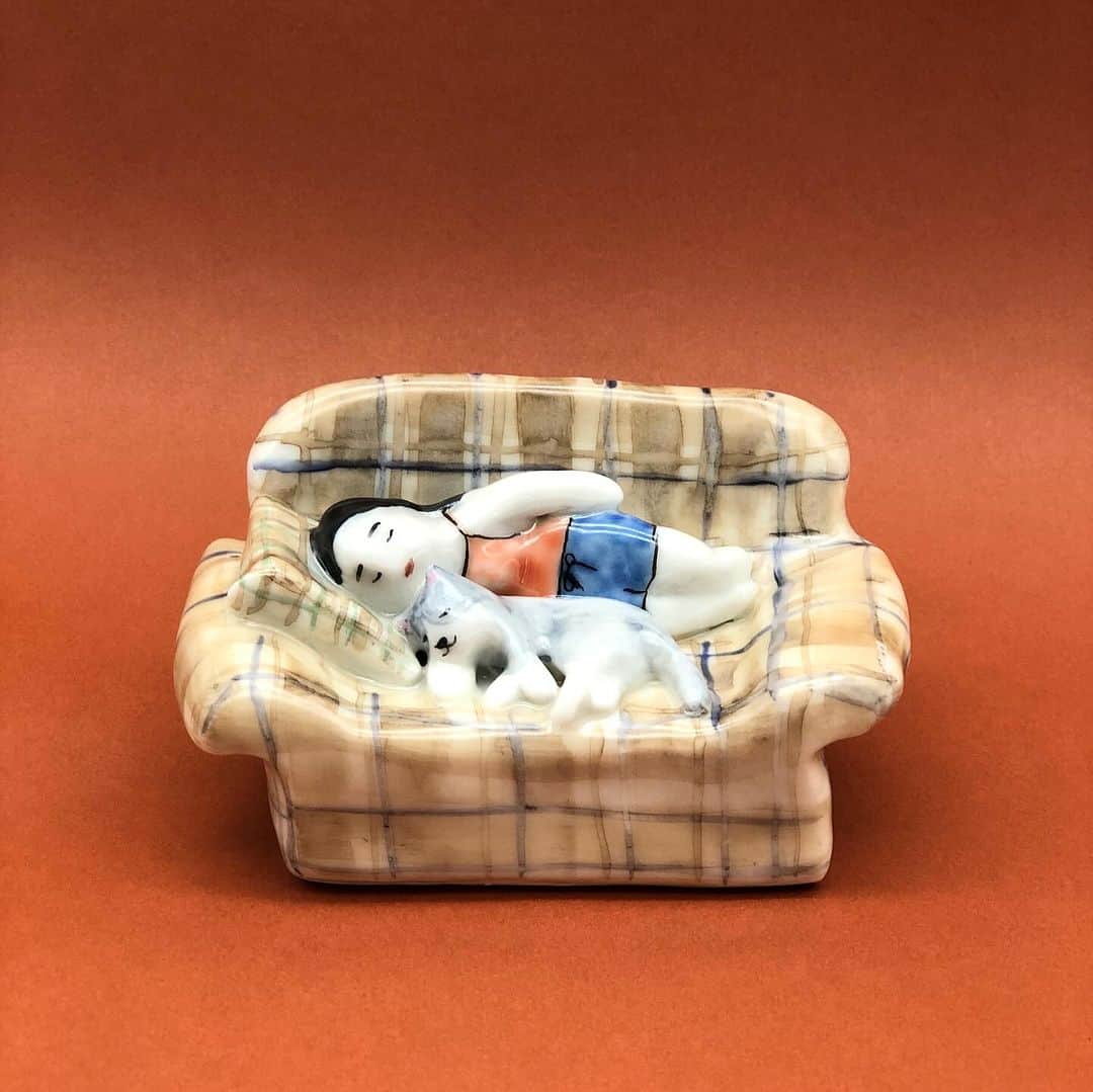 代官山 蔦屋書店　DAIKANYAMA T-SITEさんのインスタグラム写真 - (代官山 蔦屋書店　DAIKANYAMA T-SITEInstagram)「⁡ 【展覧会】BOW EXHIBITION ⁡ 12/2(SAT)-12/24(SUN), 2023 代官山 蔦屋書店2号館1階 建築・デザインフロア ⁡ 地元岡山のヒーロー「桃太郎」を描いた絵皿など、誰もが知っているユーモアを交えたモチーフで、見る人をワクワクさせる岡山在住の陶芸作家bow。日常使いの食器やオブジェなど、作家名をbowと改め初の個展となります。今回の展覧会のために長い時間をかけて制作された約300点に及ぶ作品を販売いたします。 ⁡ 【プロフィール】 bow(ぼう) 1980 岡山出身 岡山に工房を構えて、いつも食卓がちょっと明るくなるような食器や、心温まる置物などを制作しています。 忙しい毎日にお気に入りの食器や置物でゆる〜い時間を過ごしてみませんか。 @nozomibow   graphic design：前川雄一 (MAWEMUKI.inc.,ltd) @iti_mgw  #陶芸 #陶芸作品 #岡山 #桃太郎 #金太郎 #食器 #器 #代官山蔦屋書店 #daikanyamatsite」11月30日 10時22分 - daikanyama.tsutaya
