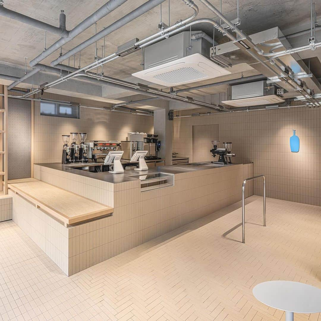 Blue Bottle Coffeeさんのインスタグラム写真 - (Blue Bottle CoffeeInstagram)「We are thrilled to welcome our 12th cafe into Korea. Our newest opening is in the Yeonnam district and the design is influenced by the character of the neighborhood’s old alleys. You’ll see hints of the old town reinterpreted to capture the modernization of Yeonnam.  For seating, we used Pyeongsang (평상), or large flat benches, inspired by the benches where neighbors would gather to spend time together. We also incorporated various sized tiles and other materials that are reminiscent of the hooding on the houses in Yeonnam.  We hope you come visit us at our new cafe and enjoy the culture of Yeonnam.」11月30日 10時29分 - bluebottle