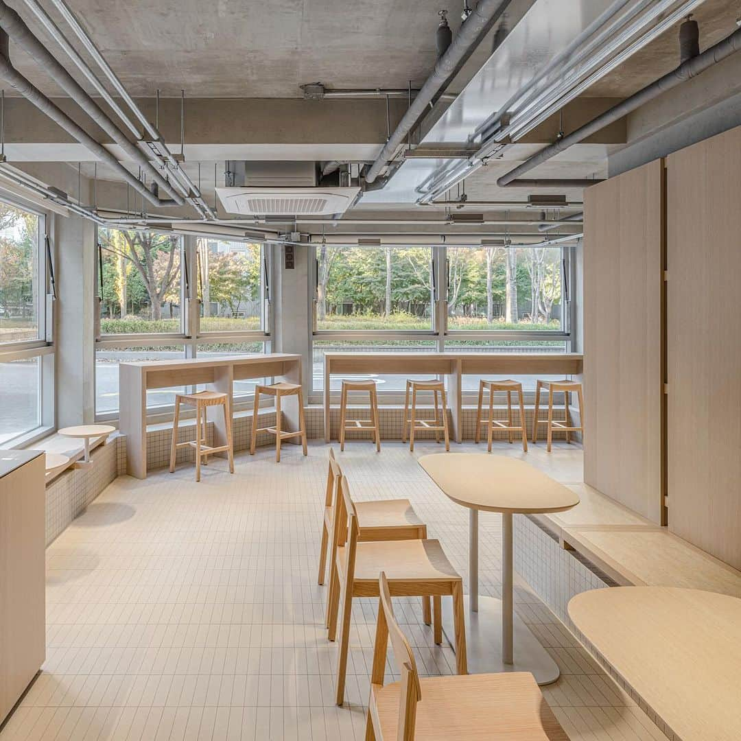 Blue Bottle Coffeeさんのインスタグラム写真 - (Blue Bottle CoffeeInstagram)「We are thrilled to welcome our 12th cafe into Korea. Our newest opening is in the Yeonnam district and the design is influenced by the character of the neighborhood’s old alleys. You’ll see hints of the old town reinterpreted to capture the modernization of Yeonnam.  For seating, we used Pyeongsang (평상), or large flat benches, inspired by the benches where neighbors would gather to spend time together. We also incorporated various sized tiles and other materials that are reminiscent of the hooding on the houses in Yeonnam.  We hope you come visit us at our new cafe and enjoy the culture of Yeonnam.」11月30日 10時29分 - bluebottle