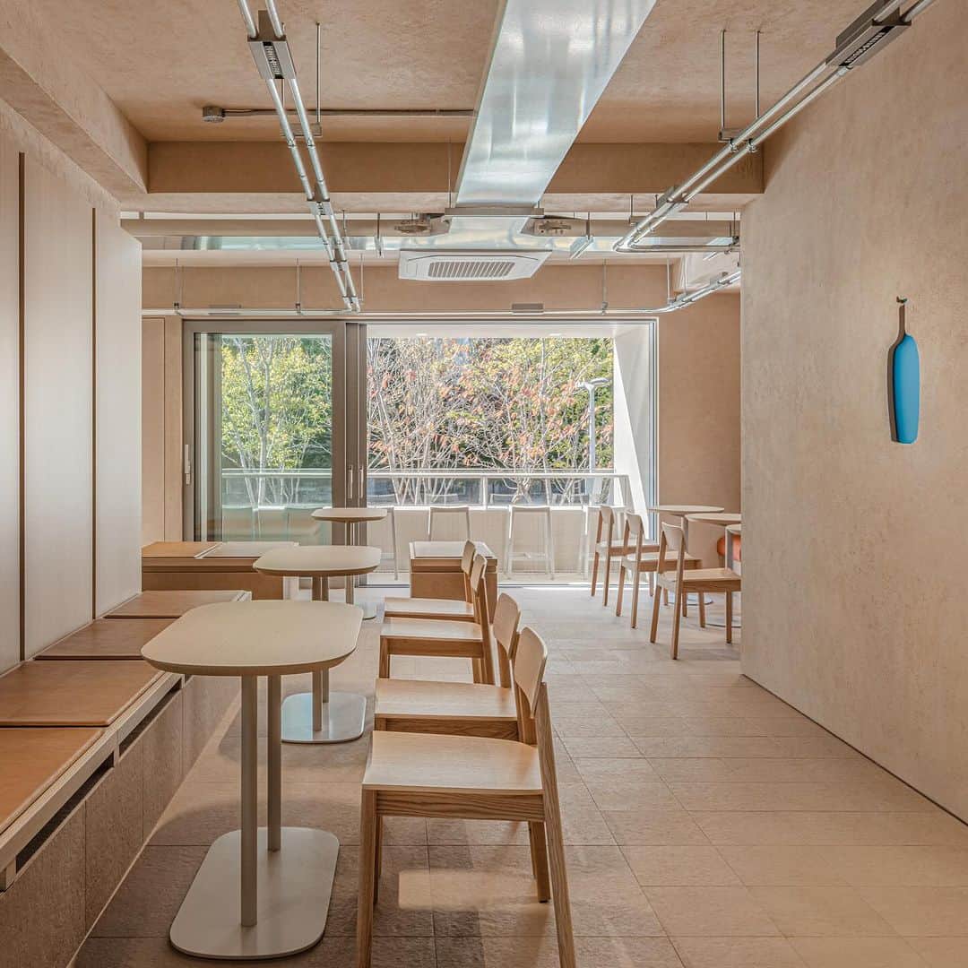 Blue Bottle Coffeeさんのインスタグラム写真 - (Blue Bottle CoffeeInstagram)「We are thrilled to welcome our 12th cafe into Korea. Our newest opening is in the Yeonnam district and the design is influenced by the character of the neighborhood’s old alleys. You’ll see hints of the old town reinterpreted to capture the modernization of Yeonnam.  For seating, we used Pyeongsang (평상), or large flat benches, inspired by the benches where neighbors would gather to spend time together. We also incorporated various sized tiles and other materials that are reminiscent of the hooding on the houses in Yeonnam.  We hope you come visit us at our new cafe and enjoy the culture of Yeonnam.」11月30日 10時29分 - bluebottle