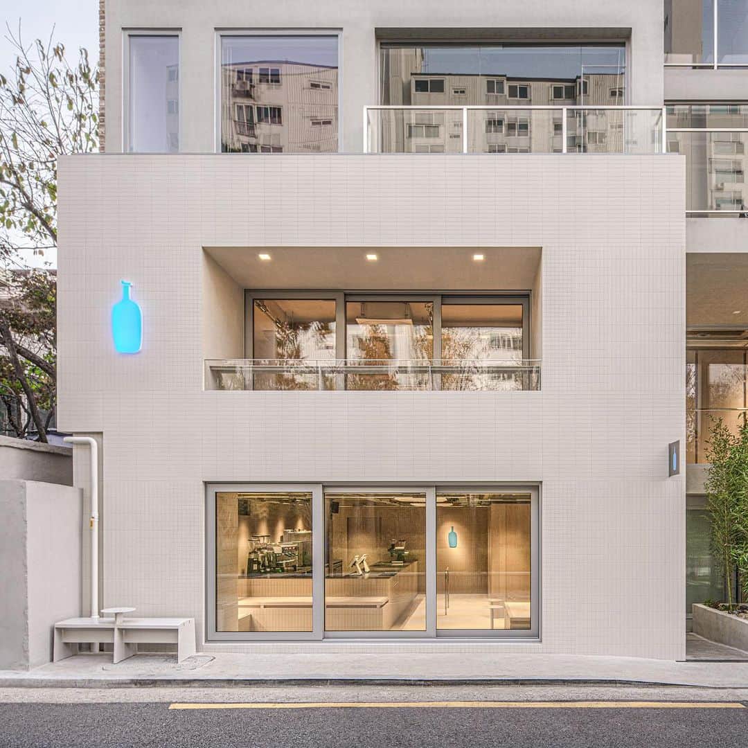Blue Bottle Coffeeのインスタグラム：「We are thrilled to welcome our 12th cafe into Korea. Our newest opening is in the Yeonnam district and the design is influenced by the character of the neighborhood’s old alleys. You’ll see hints of the old town reinterpreted to capture the modernization of Yeonnam.  For seating, we used Pyeongsang (평상), or large flat benches, inspired by the benches where neighbors would gather to spend time together. We also incorporated various sized tiles and other materials that are reminiscent of the hooding on the houses in Yeonnam.  We hope you come visit us at our new cafe and enjoy the culture of Yeonnam.」