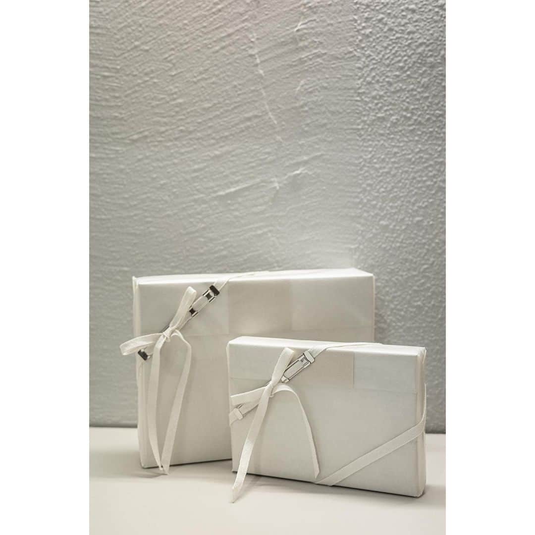 エドロバートジャドソンのインスタグラム：「GIFT WRAPPING SERVICE & FREE SHIPPING  2023/11/30 - 12/25  ー  期間限定にてギフトラッピングサービスを行います。 当オンラインストアで期間中にご購入くださった方でラッピングご希望の場合は “NOTE TO STORE” 欄に、「ギフトラッピング希望」の旨をご記入ください。  また、期間中は日頃の感謝をこめて送料無料とさせていただきます。 是非お楽しみください。  *ギフトラッピングサービスは一部仕様が変わる場合もございますのでご了承ください * @thewindowshop.jp の店舗オープン日もギフトラッピングを承ります *鞄はラッピングをお受けすることが出来ませんのでご注意ください  shop here▼  edrobertjudson.com プロフィールトップからもリンクをご覧いただけます。  #edrobertjudson」