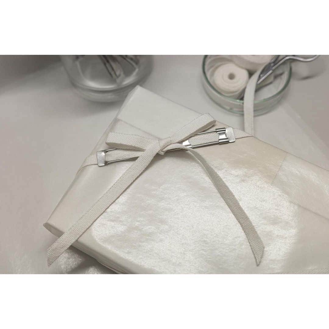 エドロバートジャドソンのインスタグラム：「GIFT WRAPPING SERVICE & FREE SHIPPING  2023/11/30 - 12/25  ー  期間限定にてギフトラッピングサービスを行います。 当オンラインストアで期間中にご購入くださった方でラッピングご希望の場合は “NOTE TO STORE” 欄に、「ギフトラッピング希望」の旨をご記入ください。  また、期間中は日頃の感謝をこめて送料無料とさせていただきます。 是非お楽しみください。  *ギフトラッピングサービスは一部仕様が変わる場合もございますのでご了承ください * @thewindowshop.jp の店舗オープン日もギフトラッピングを承ります *鞄はラッピングをお受けすることが出来ませんのでご注意ください  shop here▼  edrobertjudson.com プロフィールトップからもリンクをご覧いただけます。  #edrobertjudson」