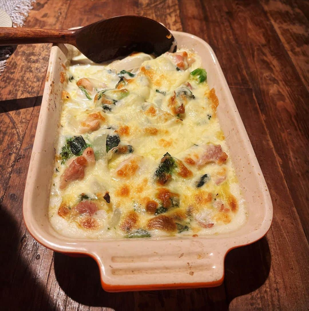 クリス智子のインスタグラム：「日々の夕飯。だいたいは、軽く息子にも意見を聞くのですが、昨日は朝から「鶏肉のグラタン」と珍しく決め込んでいた。  葱を使い切っていたこと失念、、残念だったが、鶏肉、ほうれん草、玉葱、ブロッコリーあたりをたっぷり。生クリームは使わず、牛乳、バター、チーズで。里芋も入れたかったなぁ。 あのパンがあったらなぁ。と食べながらも、欲張りな頭になる昨夜であった。  この時期になると作る、牡蠣と里芋の白味噌グラタンも近々やろう。 久しぶりのグラタンでした。  Gratin= おこげ・焦げ目が、多くなれ、と、2度ほどオーブンに入れなおした。もっとだな。昨日は待ちきれず、ここにて。  おすすめのグラタンあれば、教えてください〜」