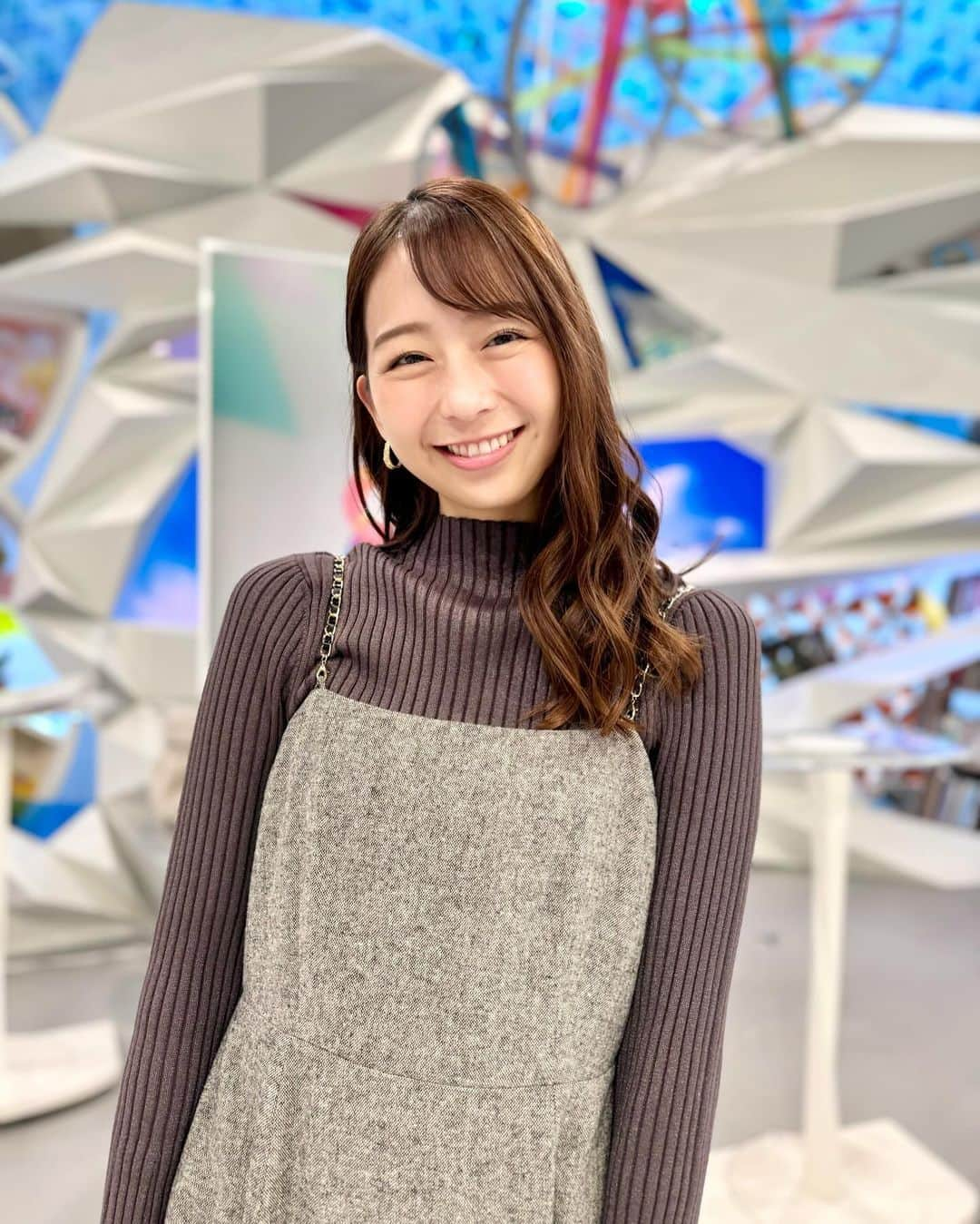 フジテレビ「めざまし8」さんのインスタグラム写真 - (フジテレビ「めざまし8」Instagram)「. 🧸きょうのこむっち🤎 ❁.｡.:*:.｡.✽.｡.:*:.｡.❁.｡.:*:.｡.✽.｡.:*:.｡.❁  チェーンストラップがレトロっぽい⛓️こむっちStyle👡  大阪・関西万博開幕まで500日🚩 万博行ったことがないので行きたいなあ💭  ✼••┈┈┈┈┈••✼✼••┈┈┈┈┈••✼  🤎ワンピース&ニット @naturalbeautybasic_official 💠アクセサリー @osewaya_official  #めざまし8 #小室瑛莉子 #こむっち #衣装 #fashion #fashionstyle #ootd」11月30日 10時52分 - mezamashi8.tv